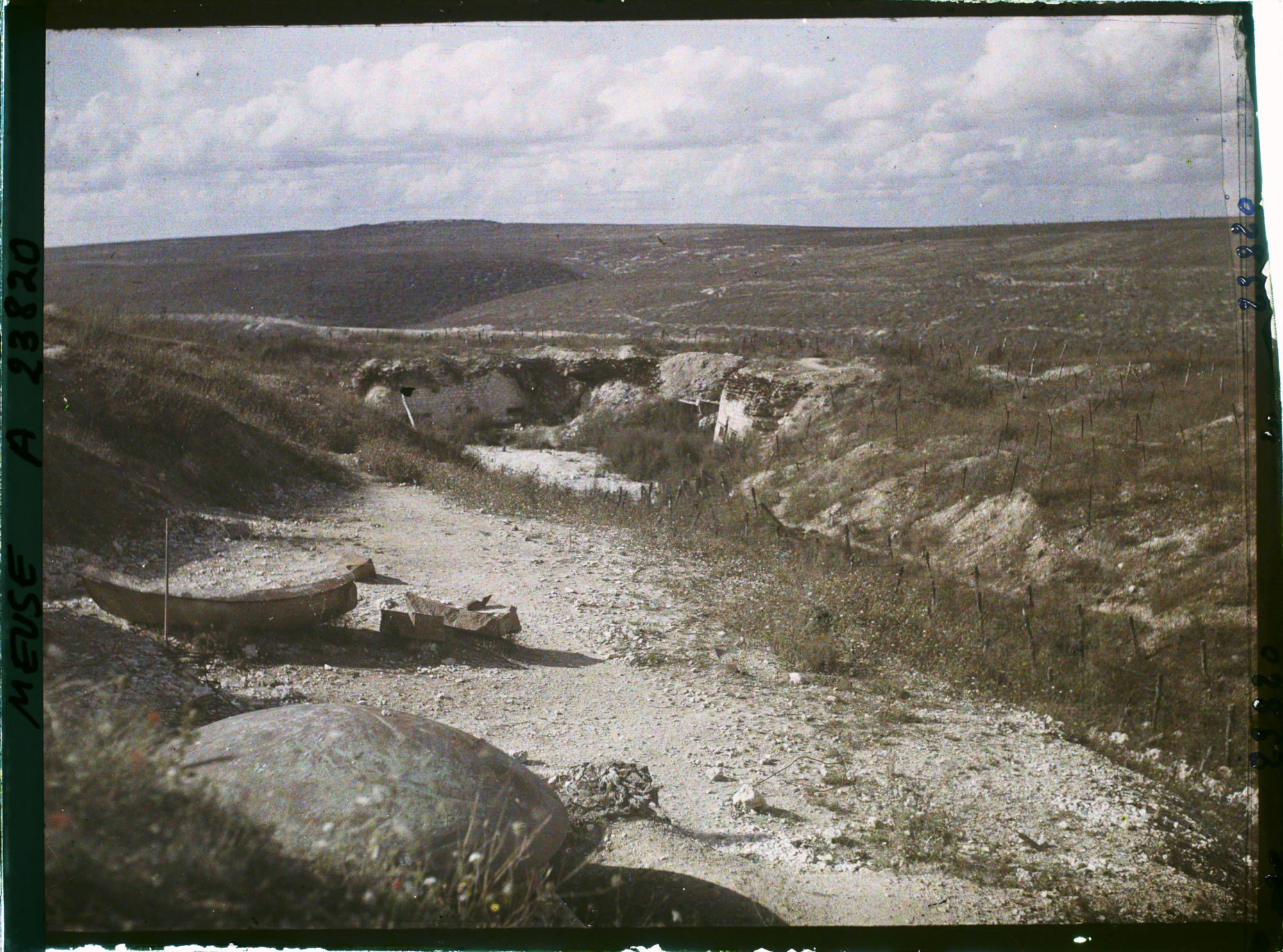 Image représentant France, Fort de Vaux, Lu Coupole détruite par le Commandant Raynal et le fort de Douaumont