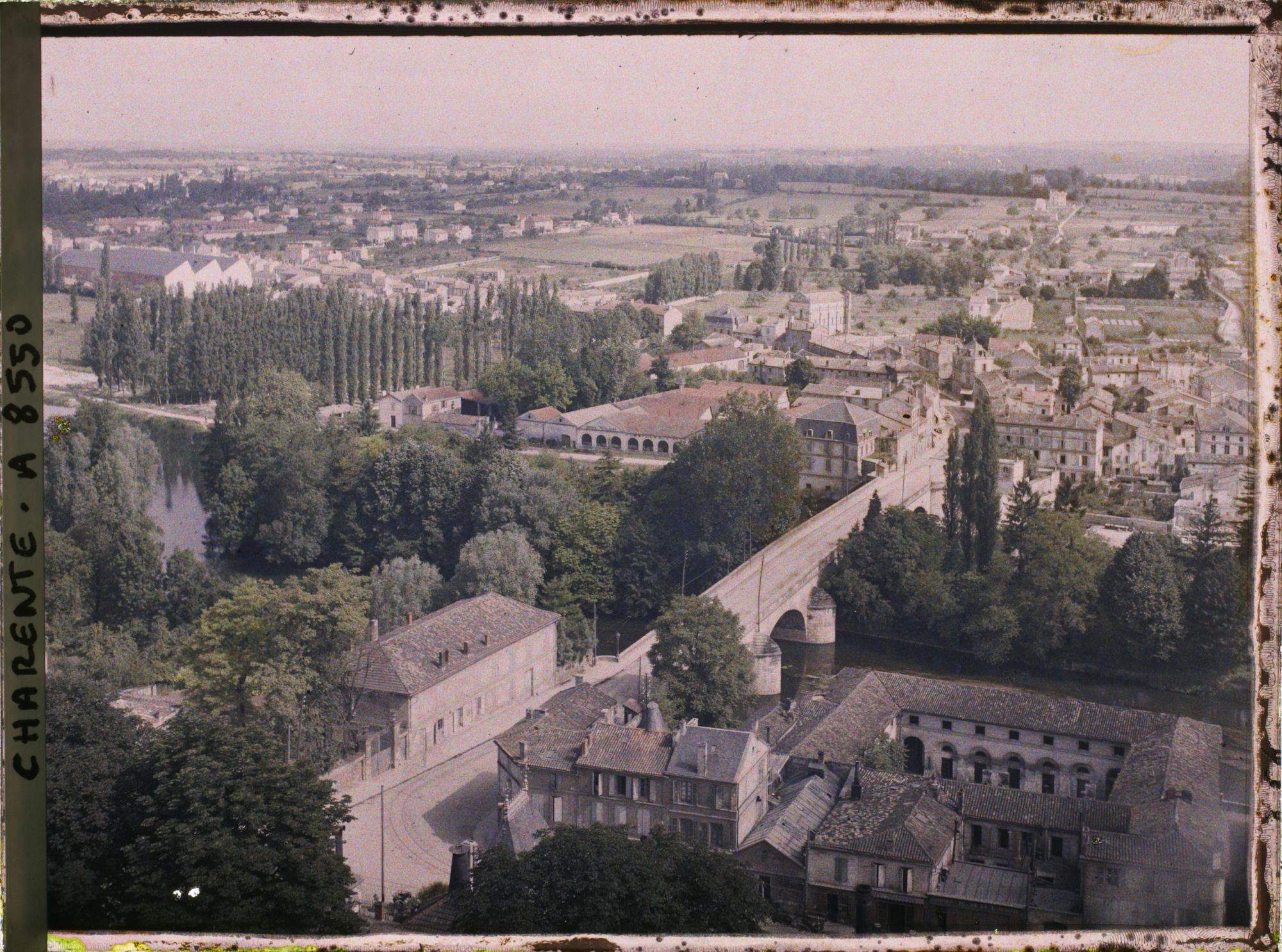 Image représentant Vue sur la Charente et le faubourg Saint-Cybard depuis les remparts