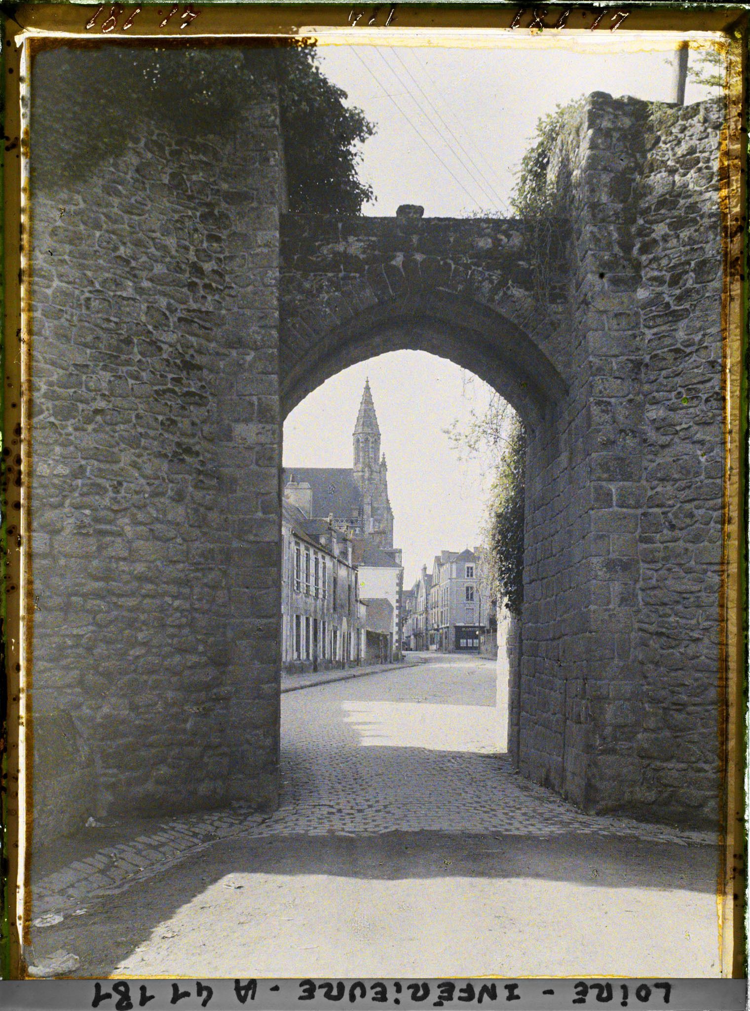 Image représentant La Porte Vannetaise et la collégiale Saint-Aubin