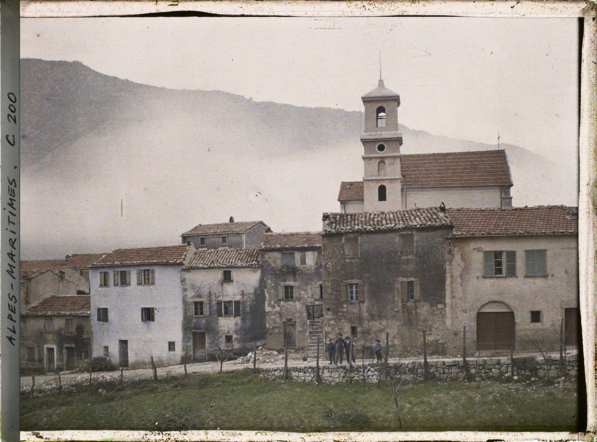 Image représentant L'église du nouveau village avec un groupe d'enfants
