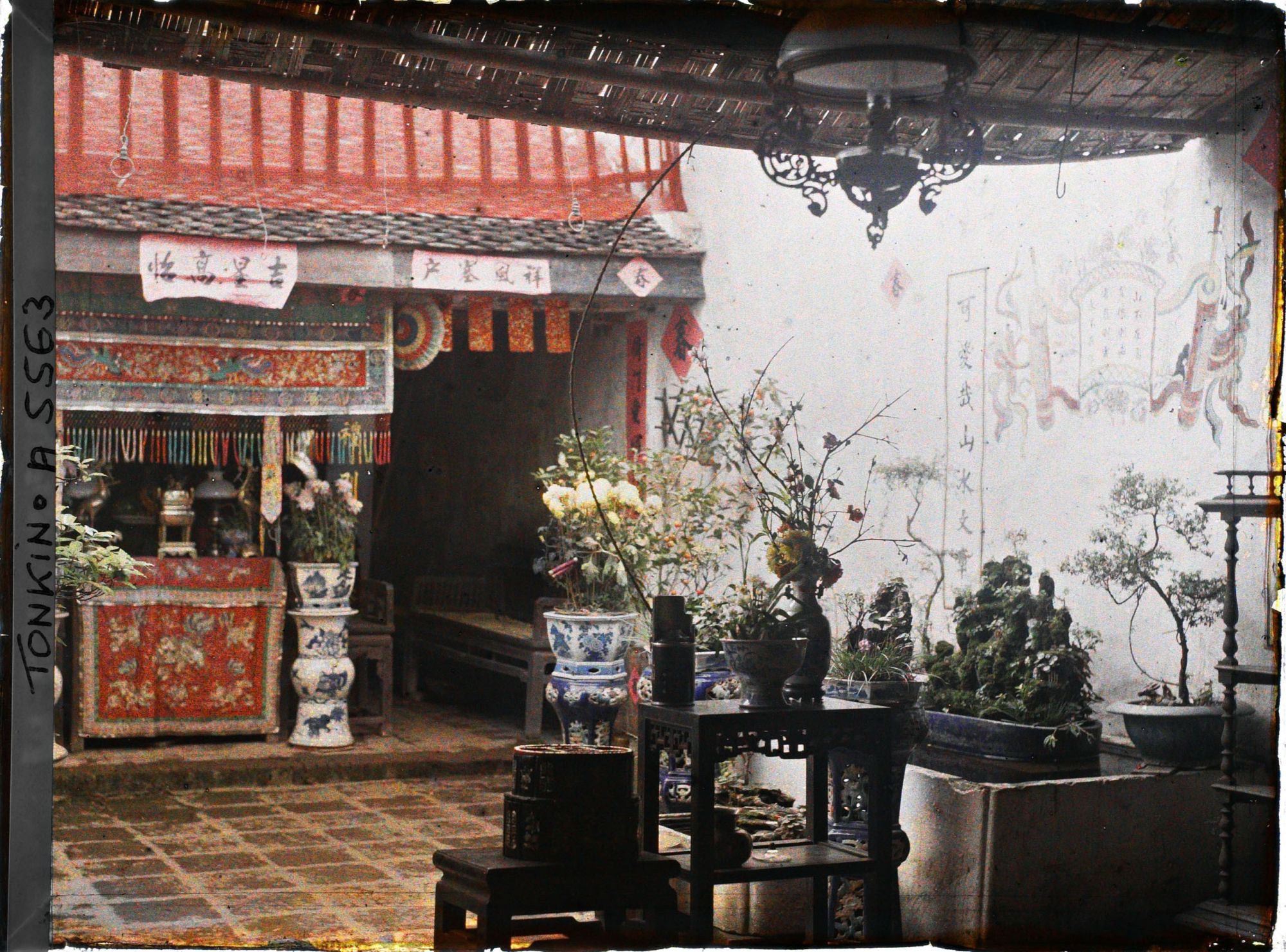 Image représentant La cour d'une maison aisée, avec sur la gauche, l'autel des ancêtres, au moment de la fête du Têt