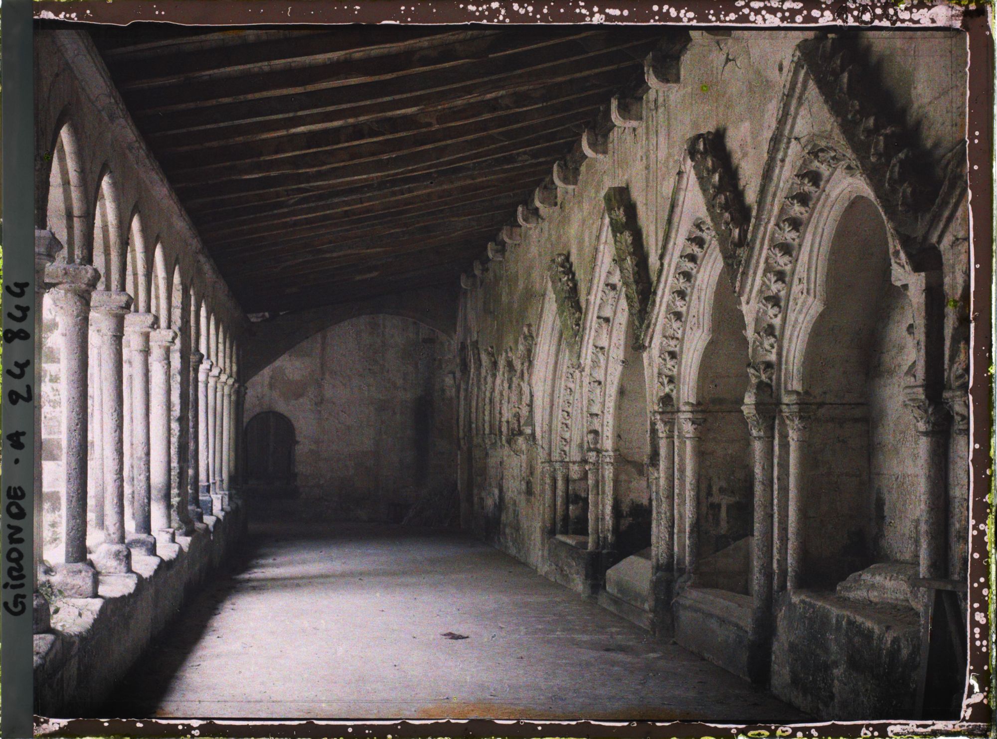 Image représentant La cloître de l'église collégiale