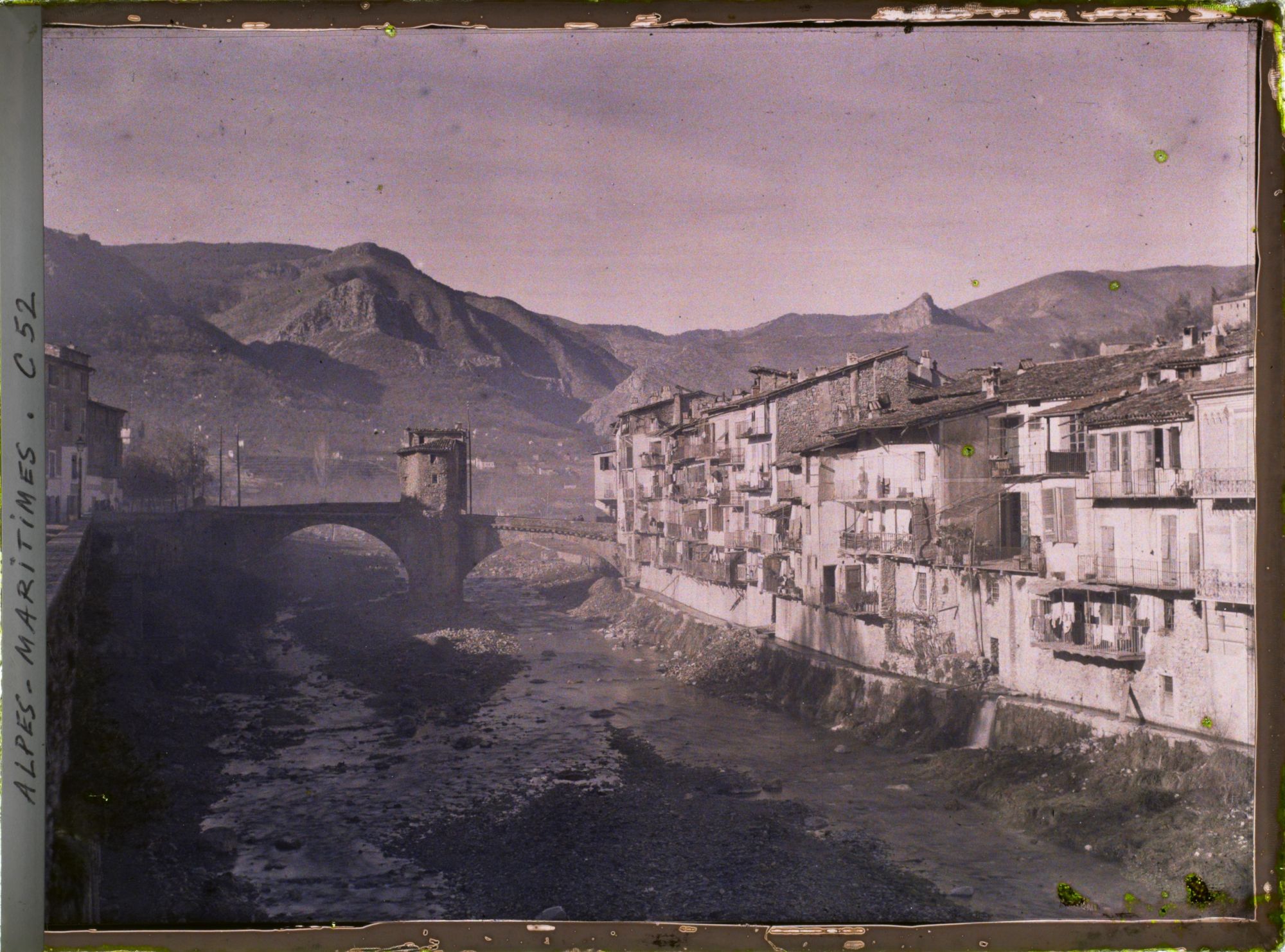 Image représentant La Bévéra traversant le village, le vieux pont à péage au second plan