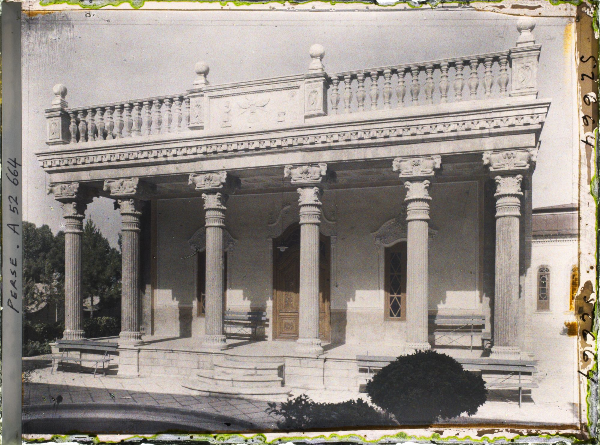 Image représentant Le temple zoroastrien. Au milieu de la balustrade, bas relief représentant Ahura Mazda (divinité centrale de la religion mazdéenne)