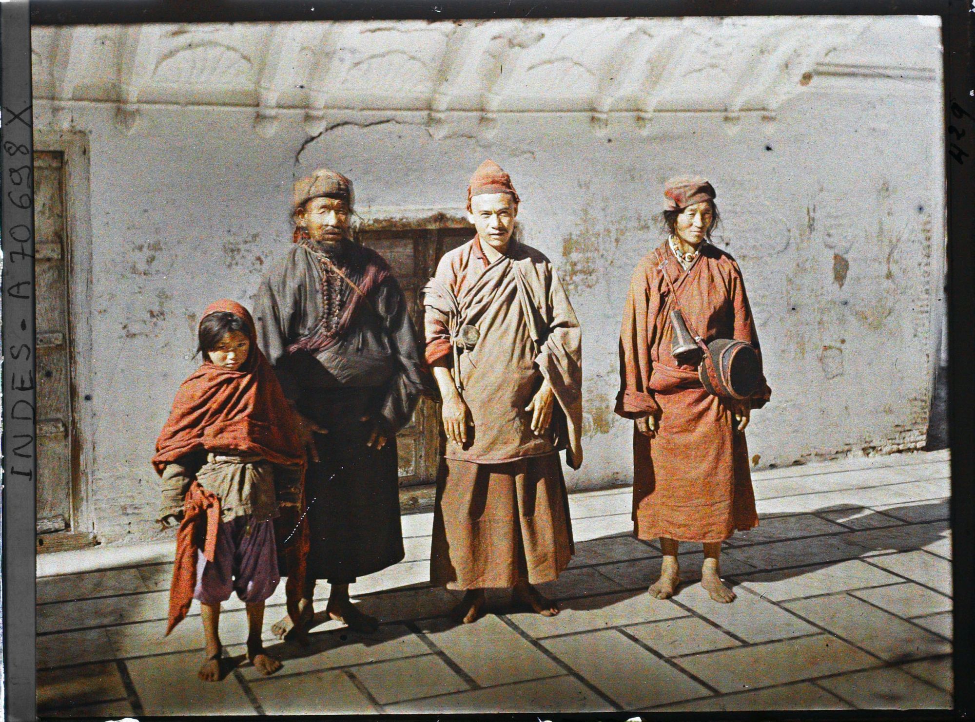 Image représentant Groupe de Tibétains près du temple d'or