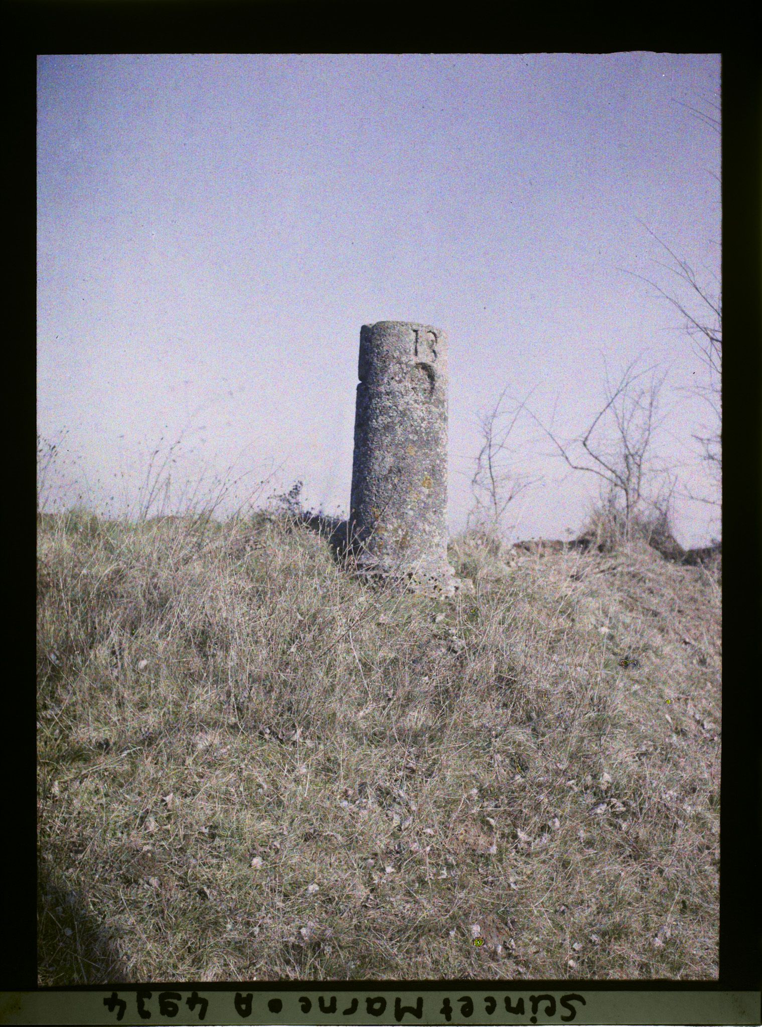 Image représentant France, Rte de Claye, Ancienne borne de la route Royale Paris-Metz, dans le cartouche au dessous de 18, une fleur de lys