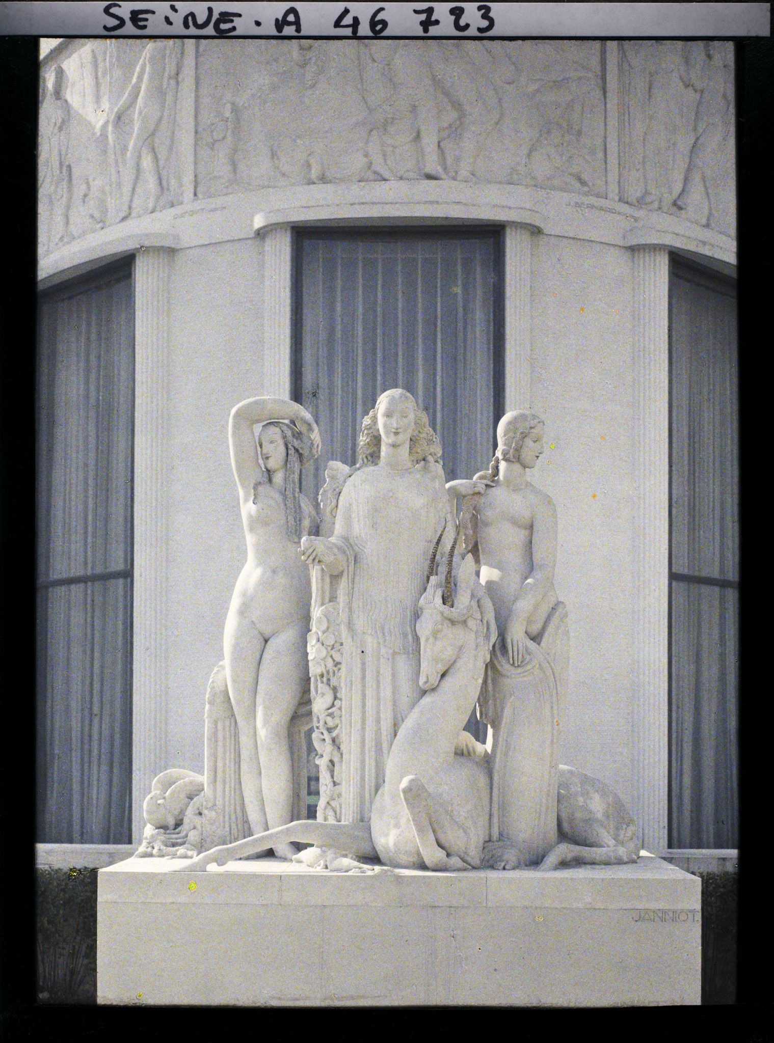 Image représentant L'exposition des arts décoratifs, groupe sculpté devant le pavillon Ruhlmann, Hommage à Jean Goujon, d'Alfred Auguste Janniot