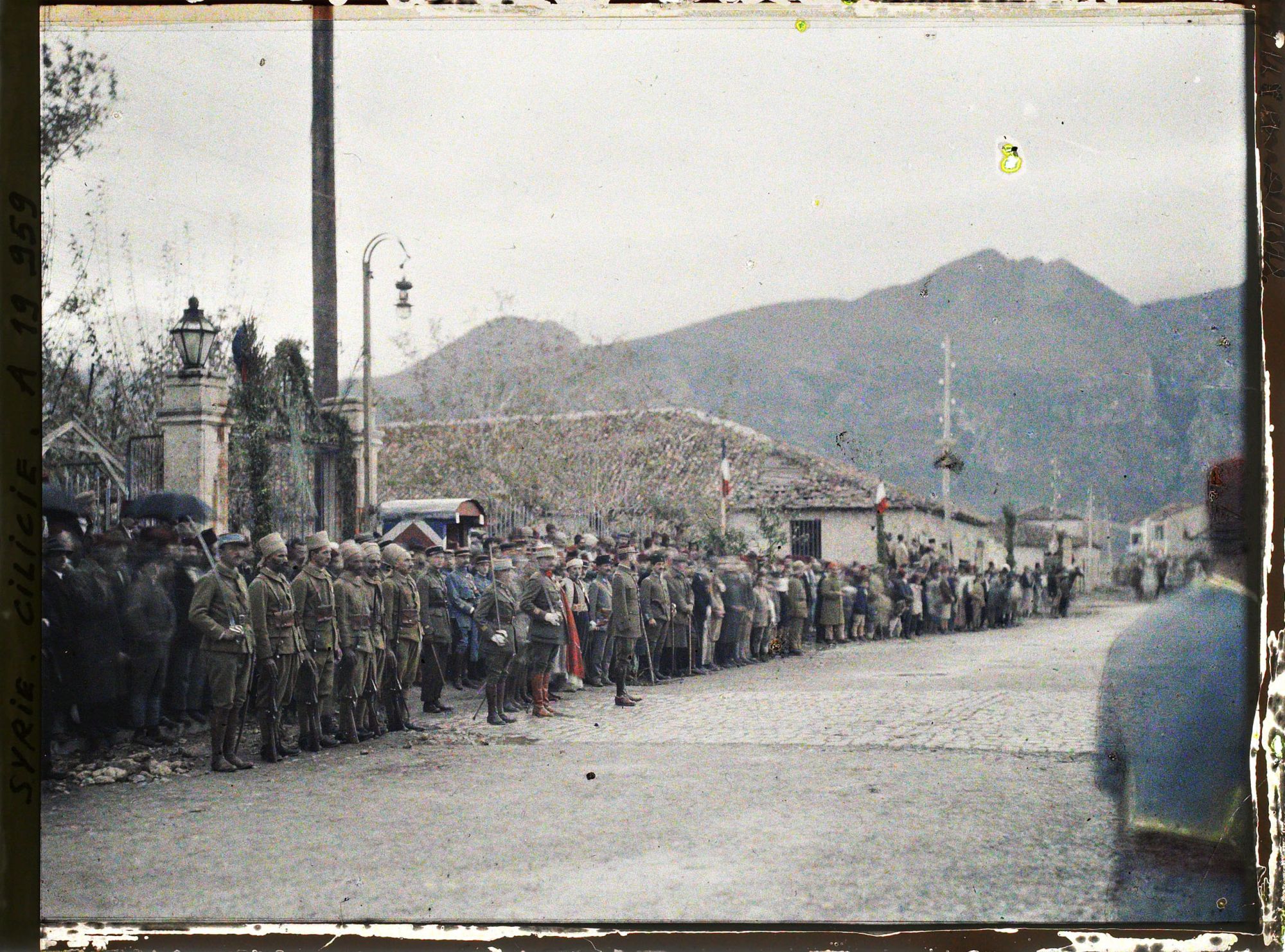 Image représentant Le général Gouraud passe les troupes françaises d'occupation en revue