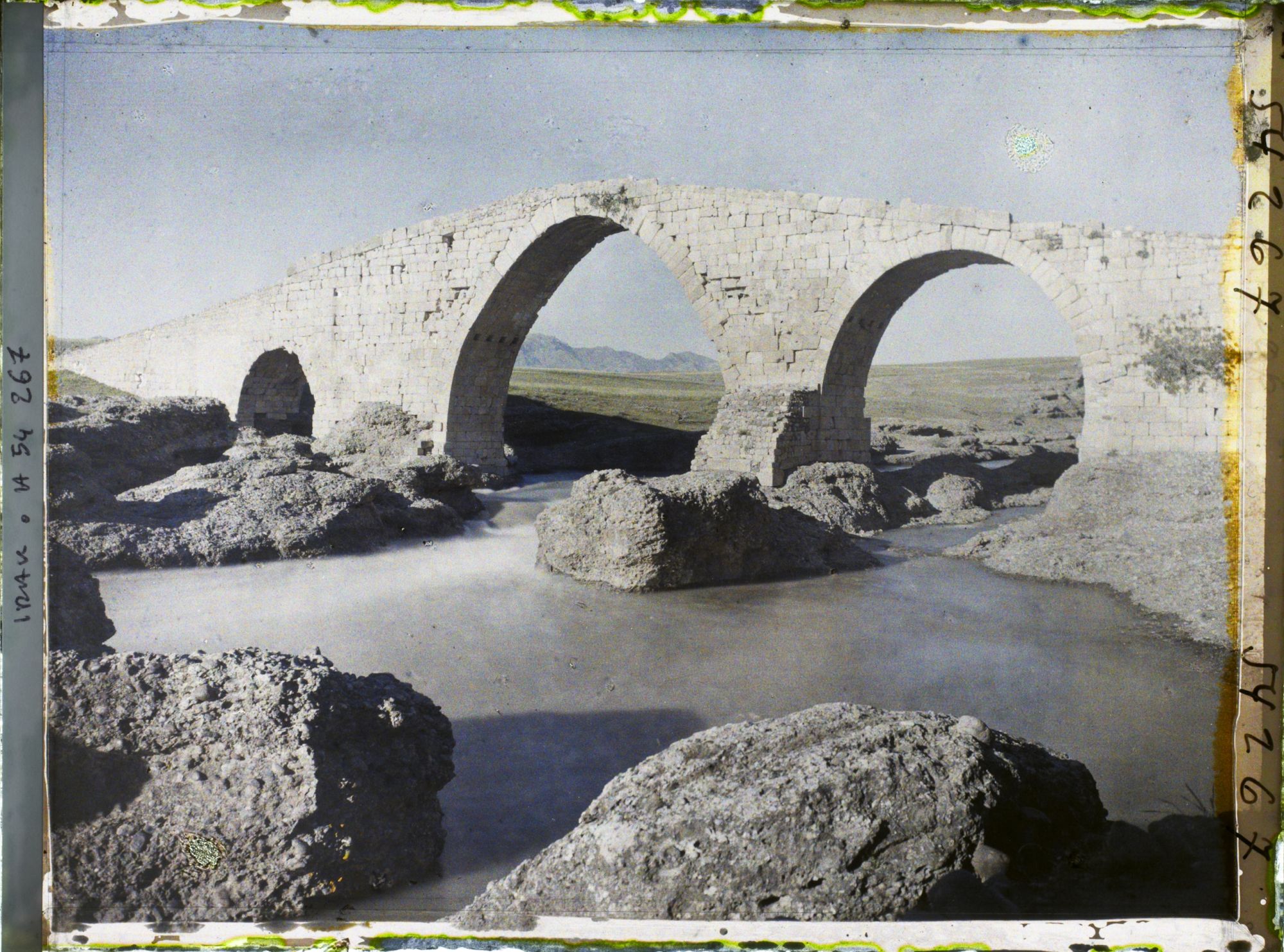 Image représentant Le pont Abbassides (dynastie Abbassides VIII-XIIIe siècles) sur la rivière Khabur