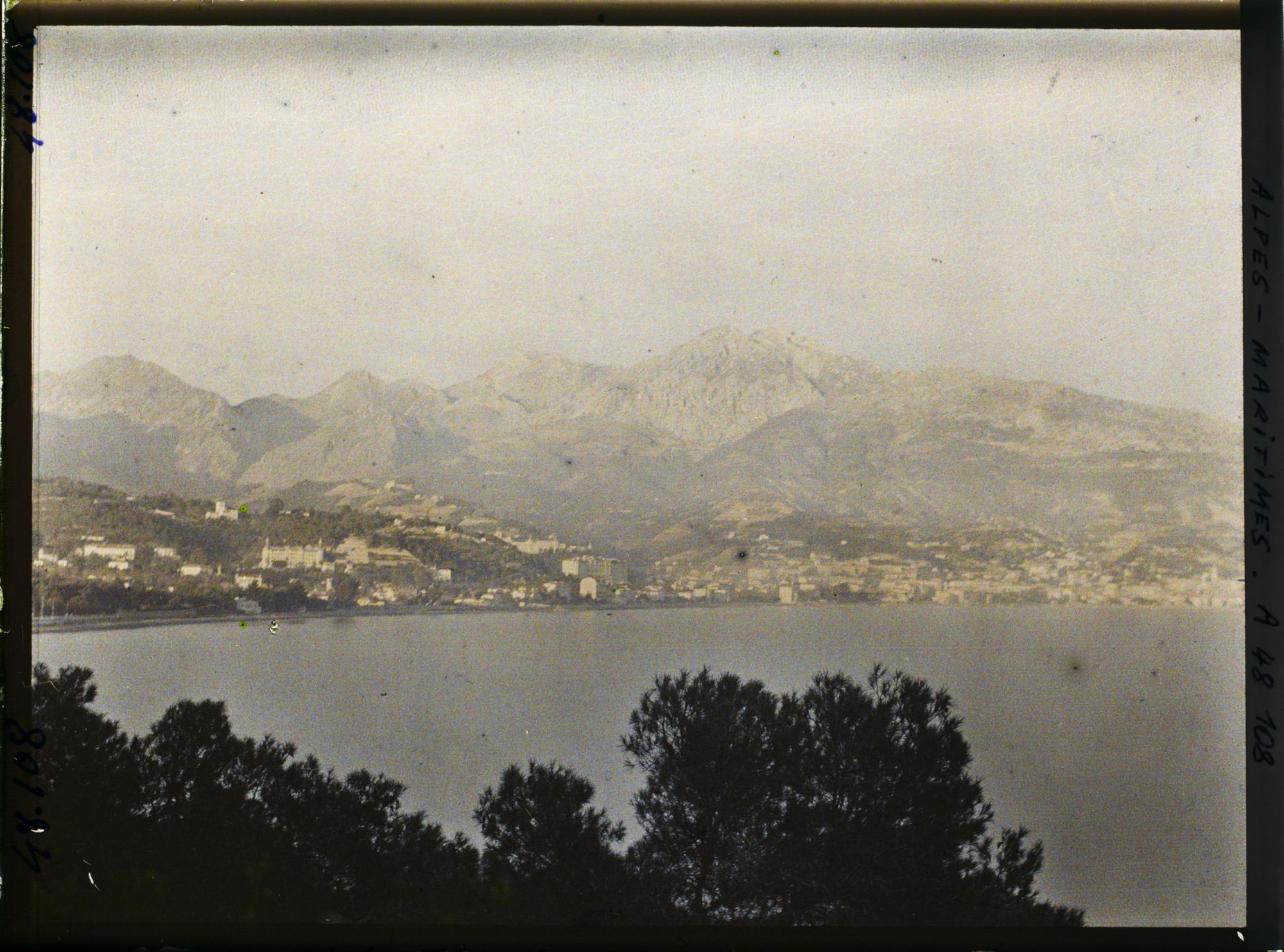 Image représentant La baie de Menton et son arrière-pays, vus depuis le cap Martin