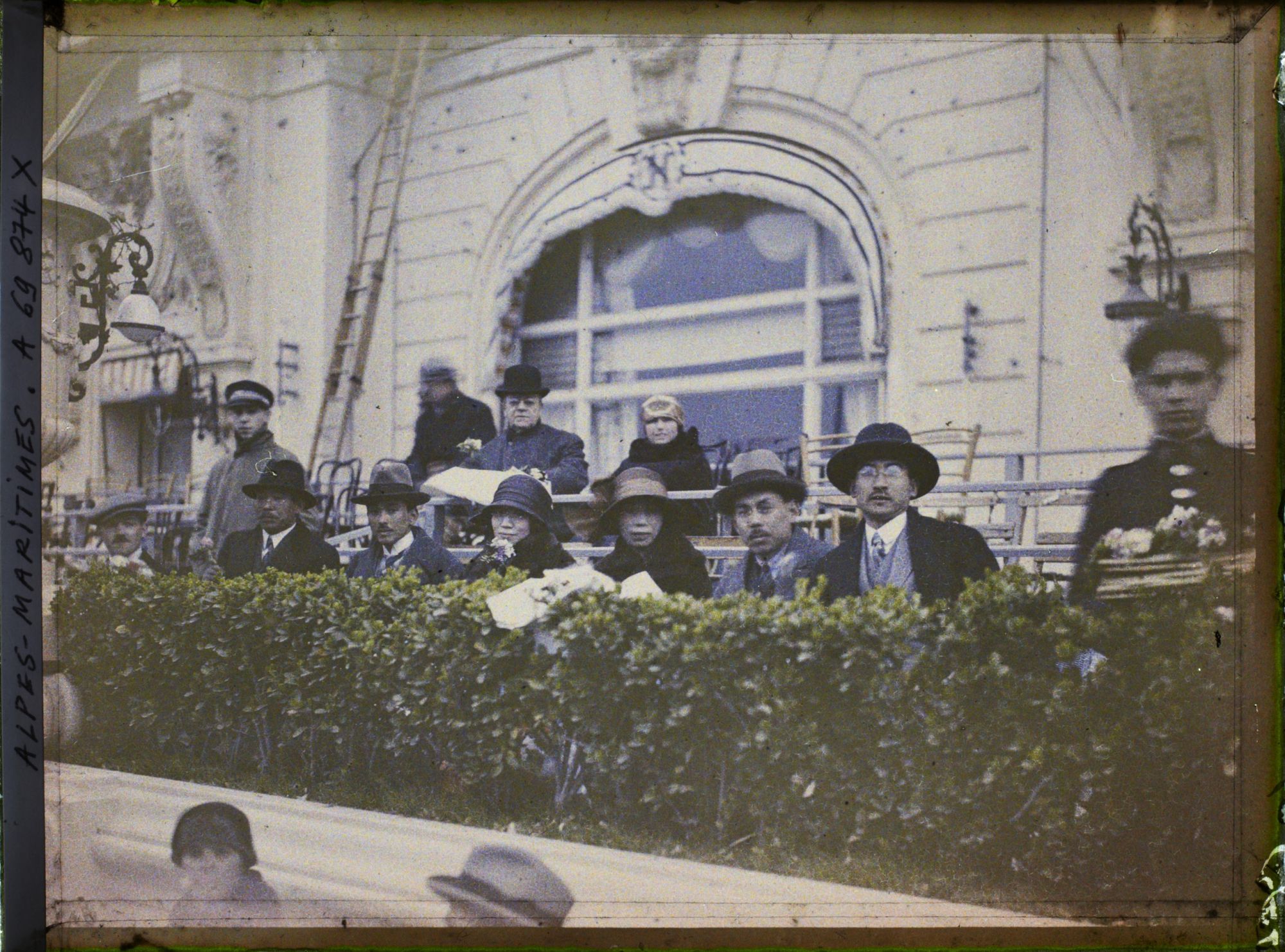 Image représentant Ensemble de personnes (dont les Asaka), assistant à des festivités urbaines sur la terrasse du Négresco