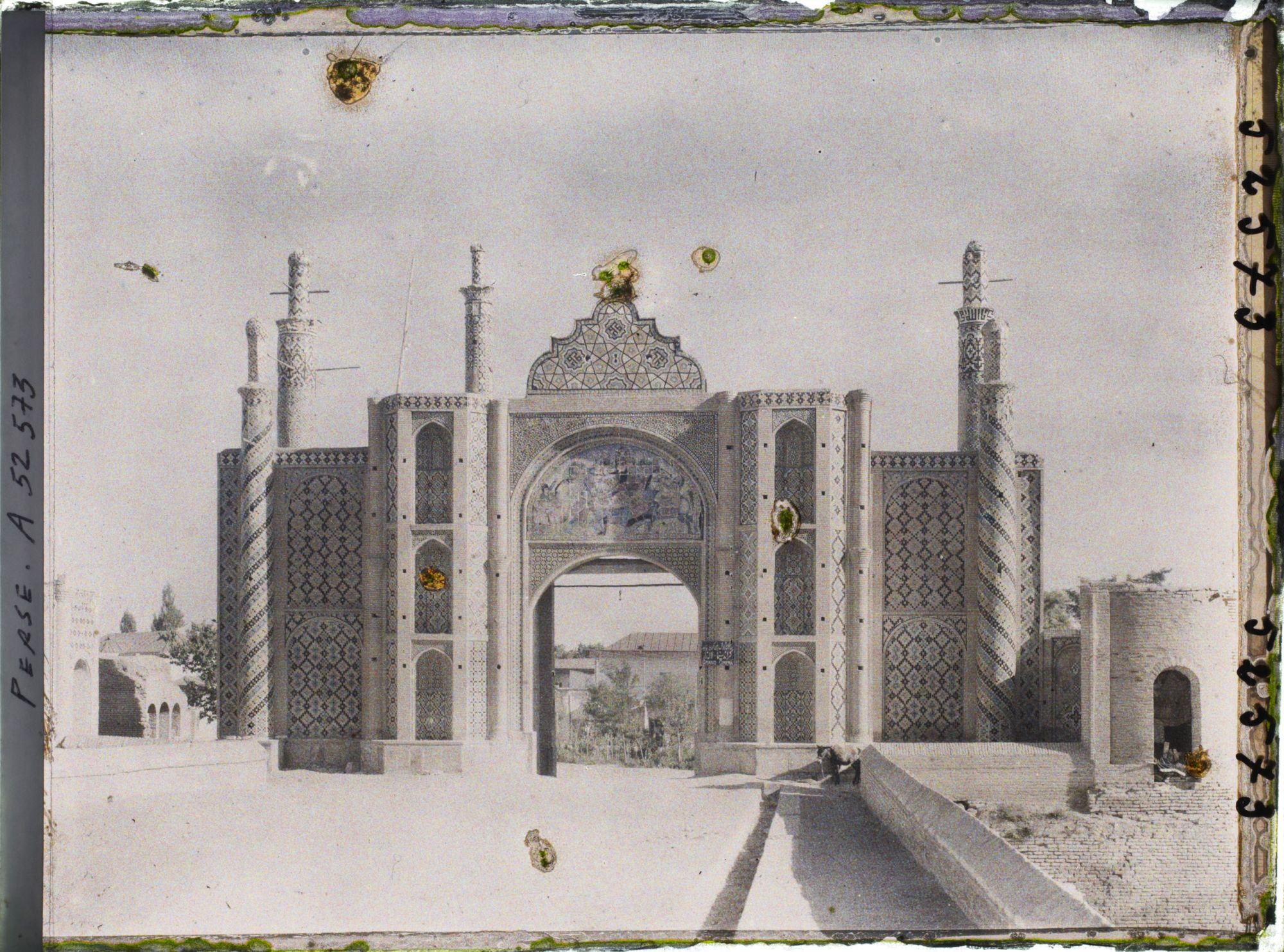 Image représentant Darvaseh-Dowlat, l'une des portes de la ville