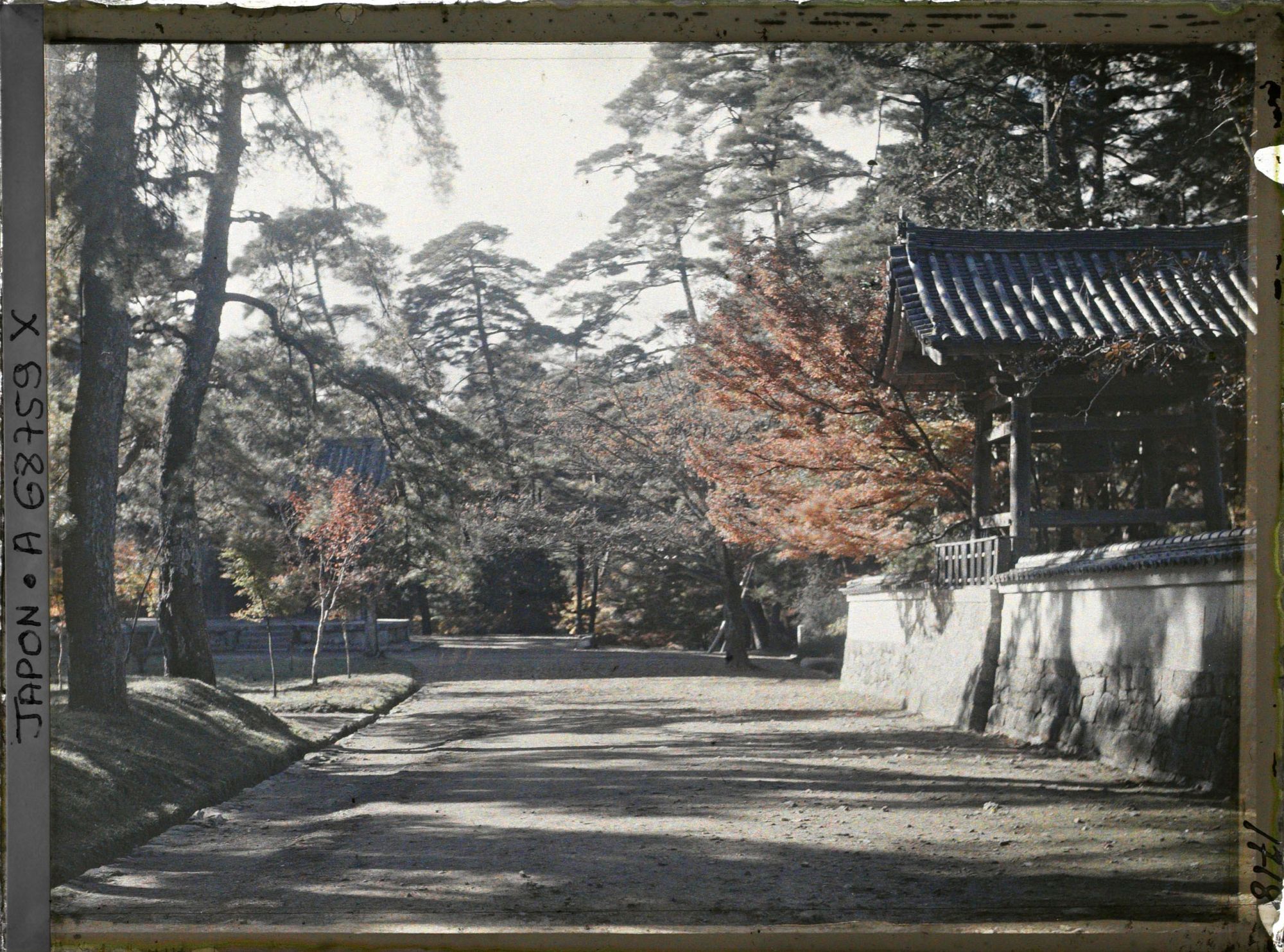 Image représentant Temple Nanzen-ji (?) : une allée aux abords