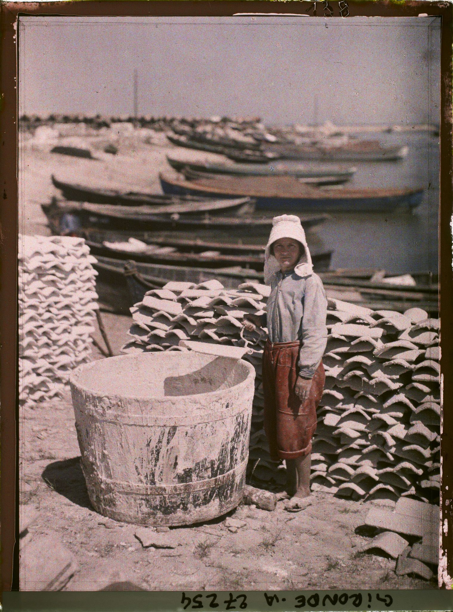 Image représentant France, Arcachon, Tuiles que l'on recouvre de Chaux pour former les naissains