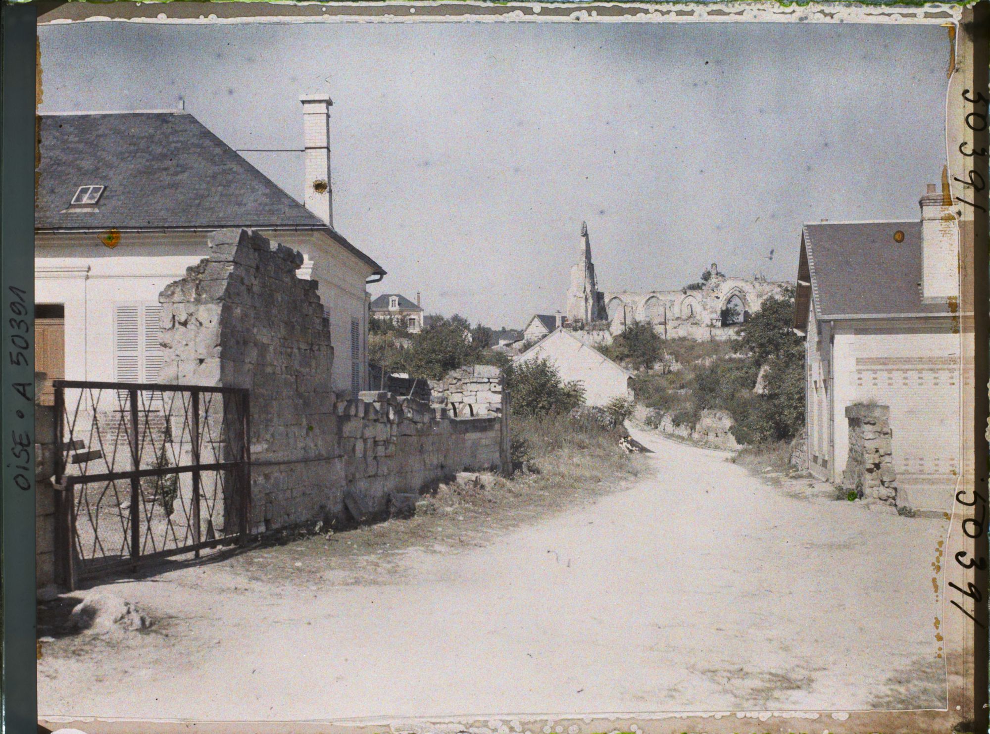 Image représentant France, Autriches, Entrée Sud du Village vers ruines de l'Eglise