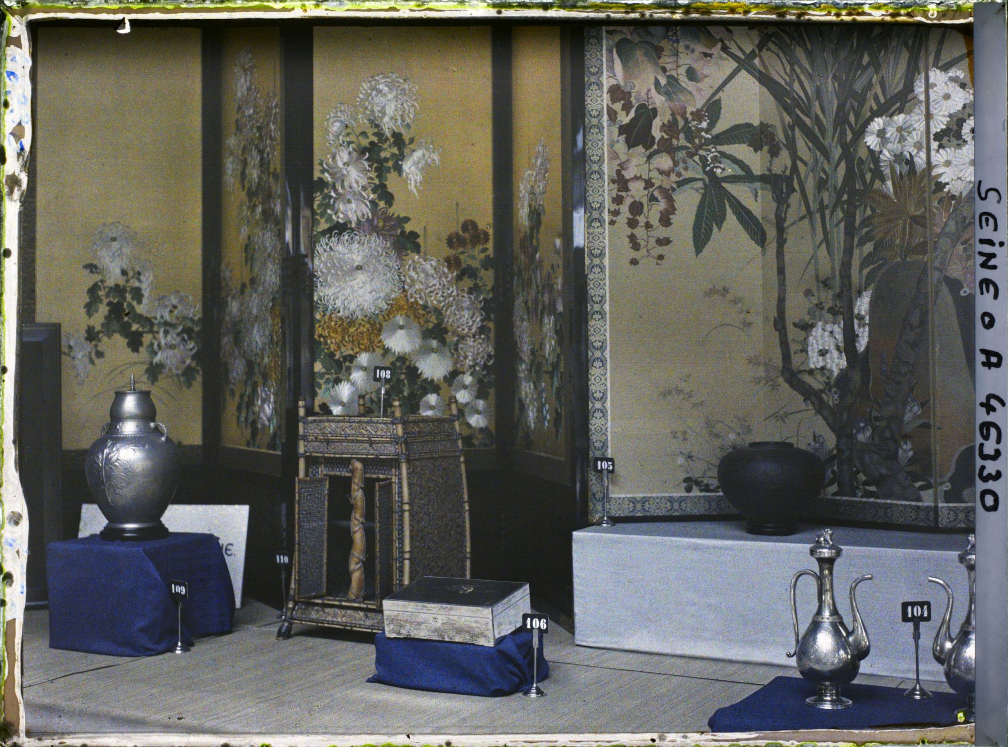 Image représentant L'exposition des arts décoratifs, intérieur de la maison japonaise, œuvres d'art diverses