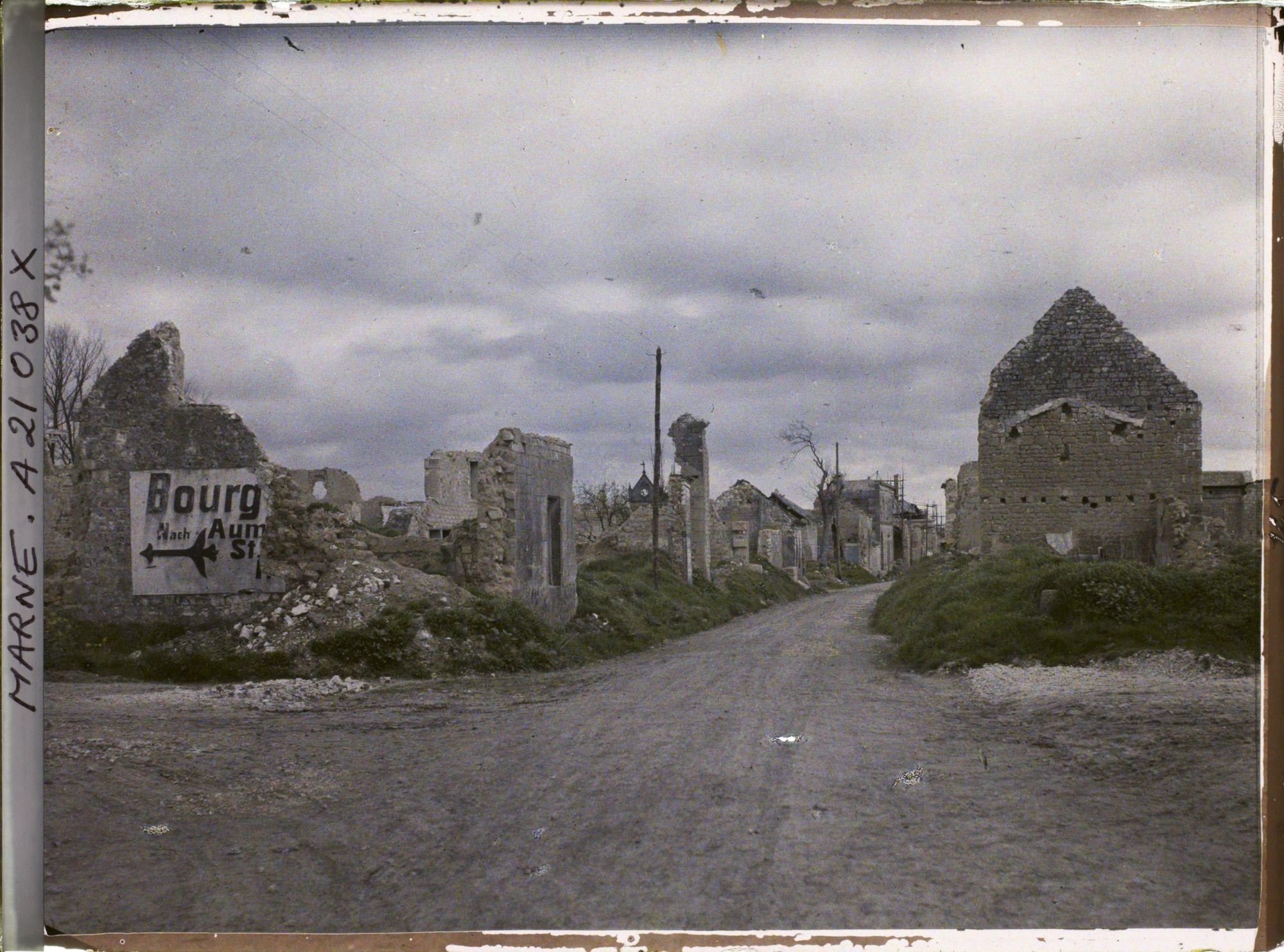Image représentant France, Bourgogne, Entrée du Village