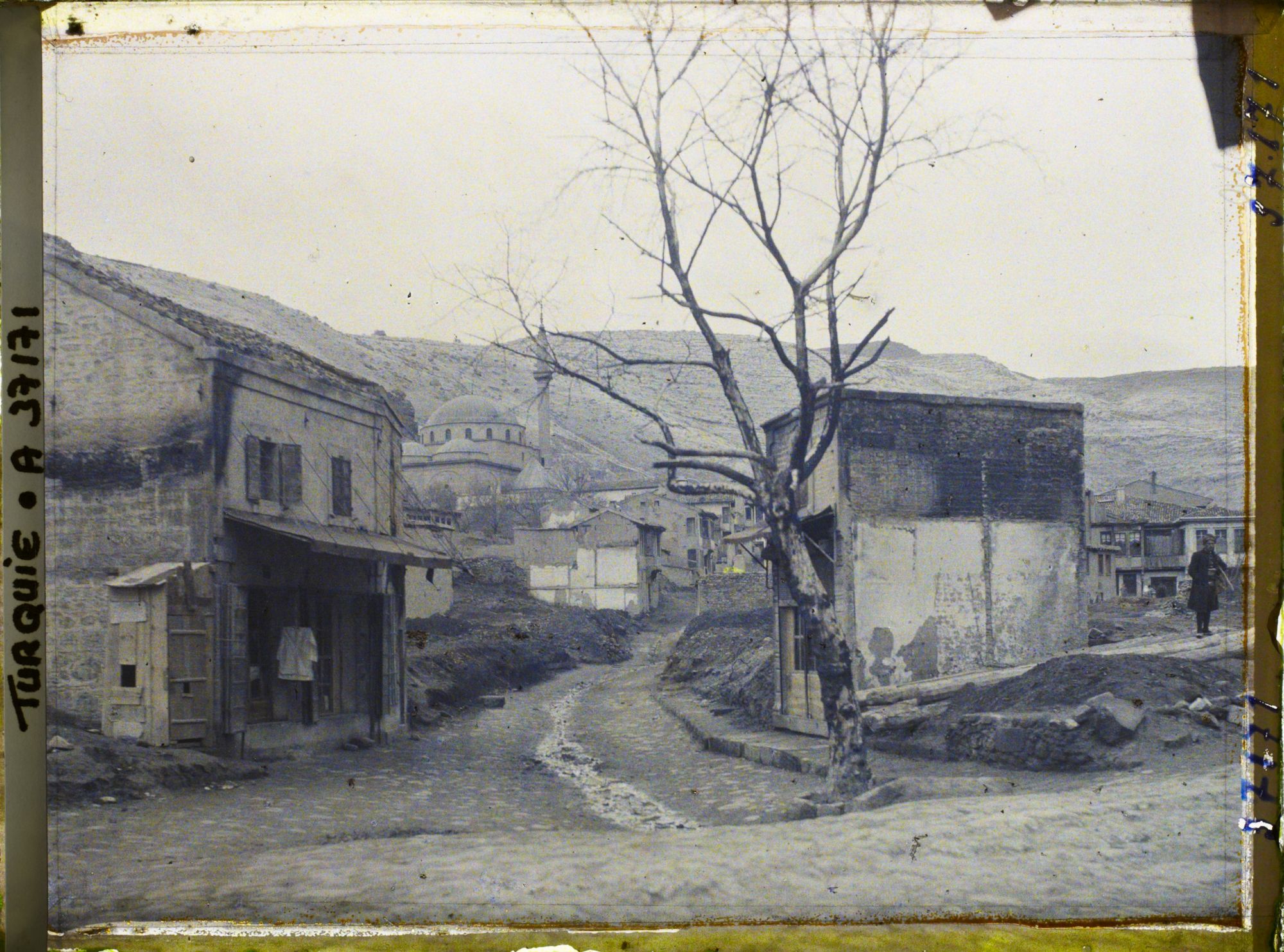 Image représentant Une rue (à l'arrière plan, à gauche, une mosquée)