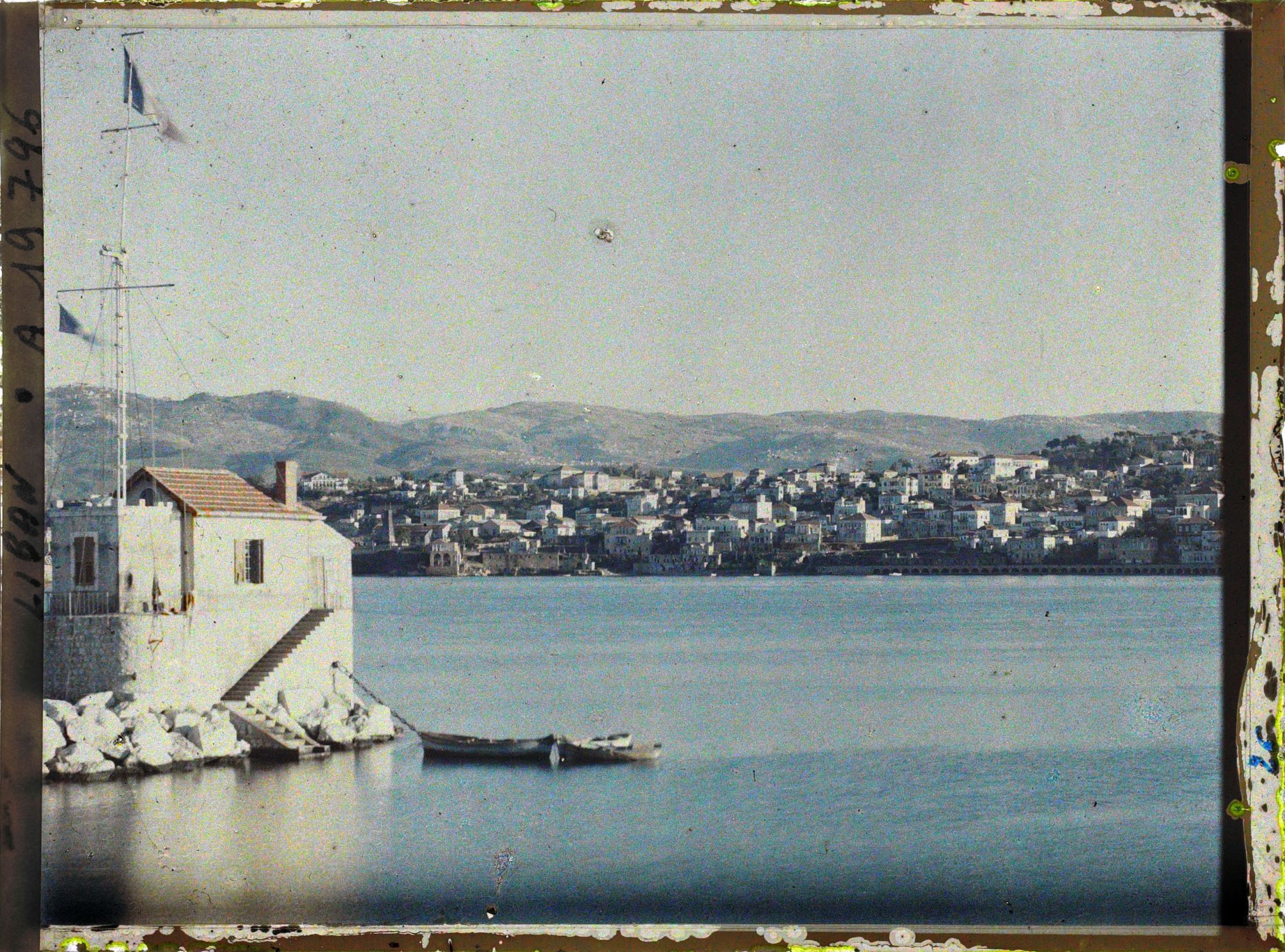 Image représentant L'entrée du port et la ville