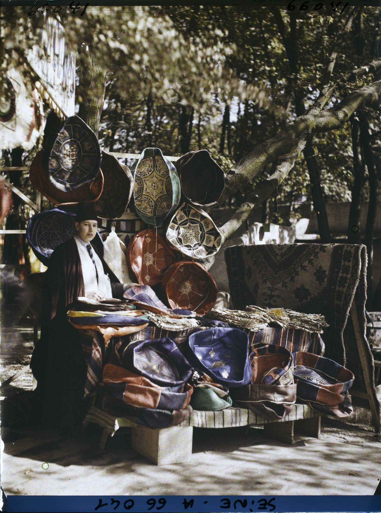 Image représentant L'Exposition Coloniale Internationale de 1931, un marchand de cuirs