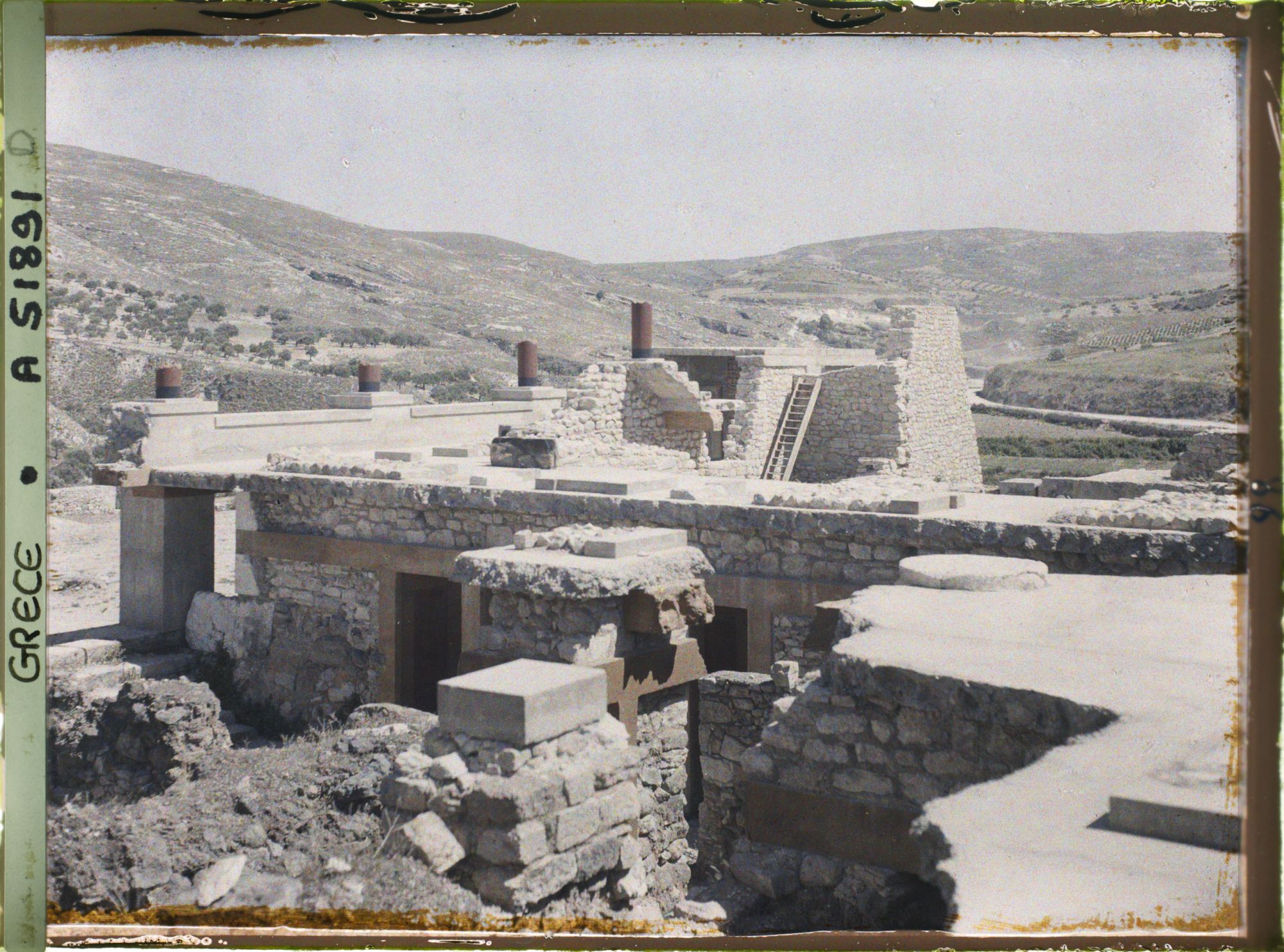 Image représentant Dans l'aile orientale du Palais, vers la cour du Megarons (appartements) du Roi