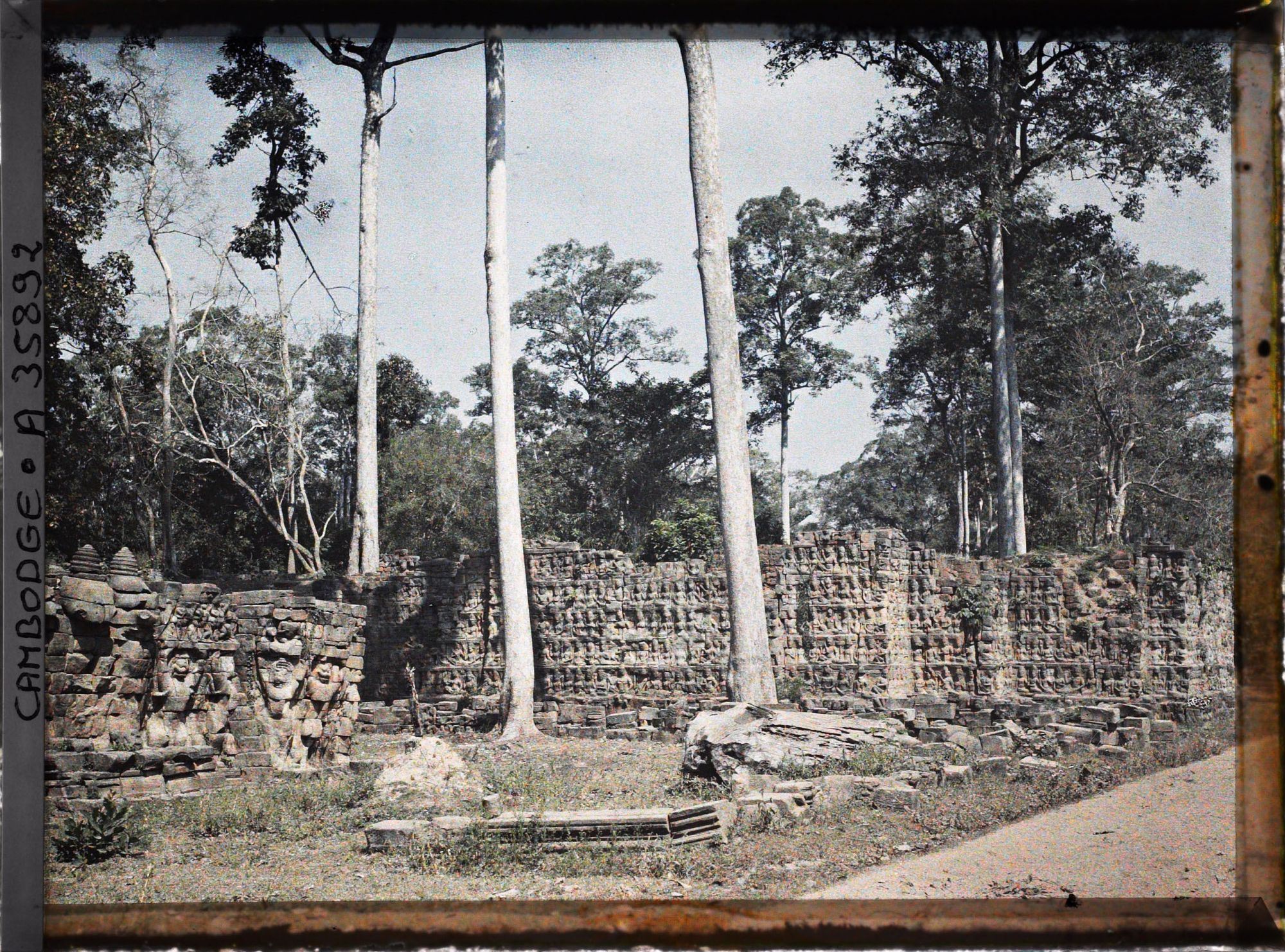 Image représentant Un des perrons des terrasses royales dites " terrasses des éléphants ", orné de garuda-atlantes