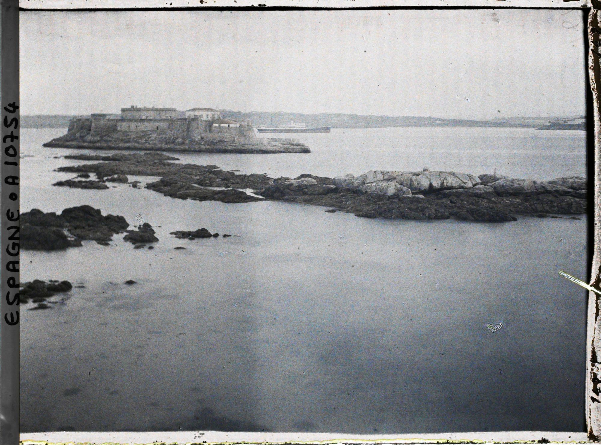 Image représentant Espagne, La Corogne, Autre vue du Castillo San Anton et des écueils de granite (la partie supre n'est pas recouverte d'Algues)