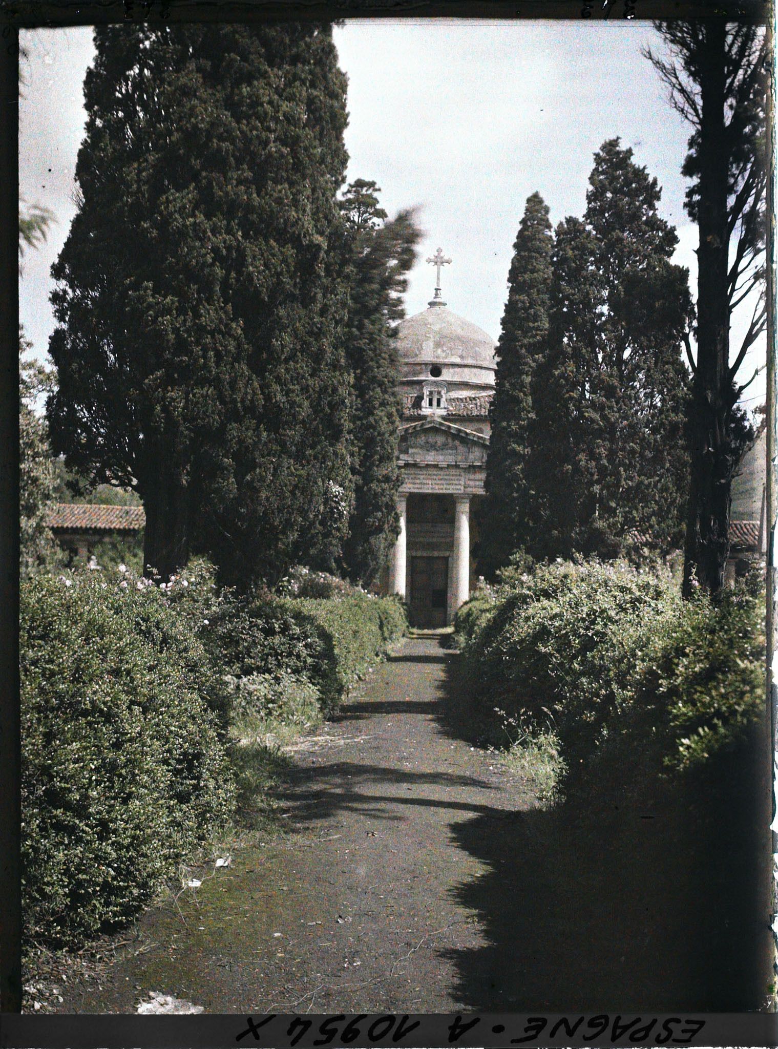 Image représentant Espagne, Bilbao, L'ancien Cimetière de Bilbao, l'allée Centrale et la Chapelle dans le fond