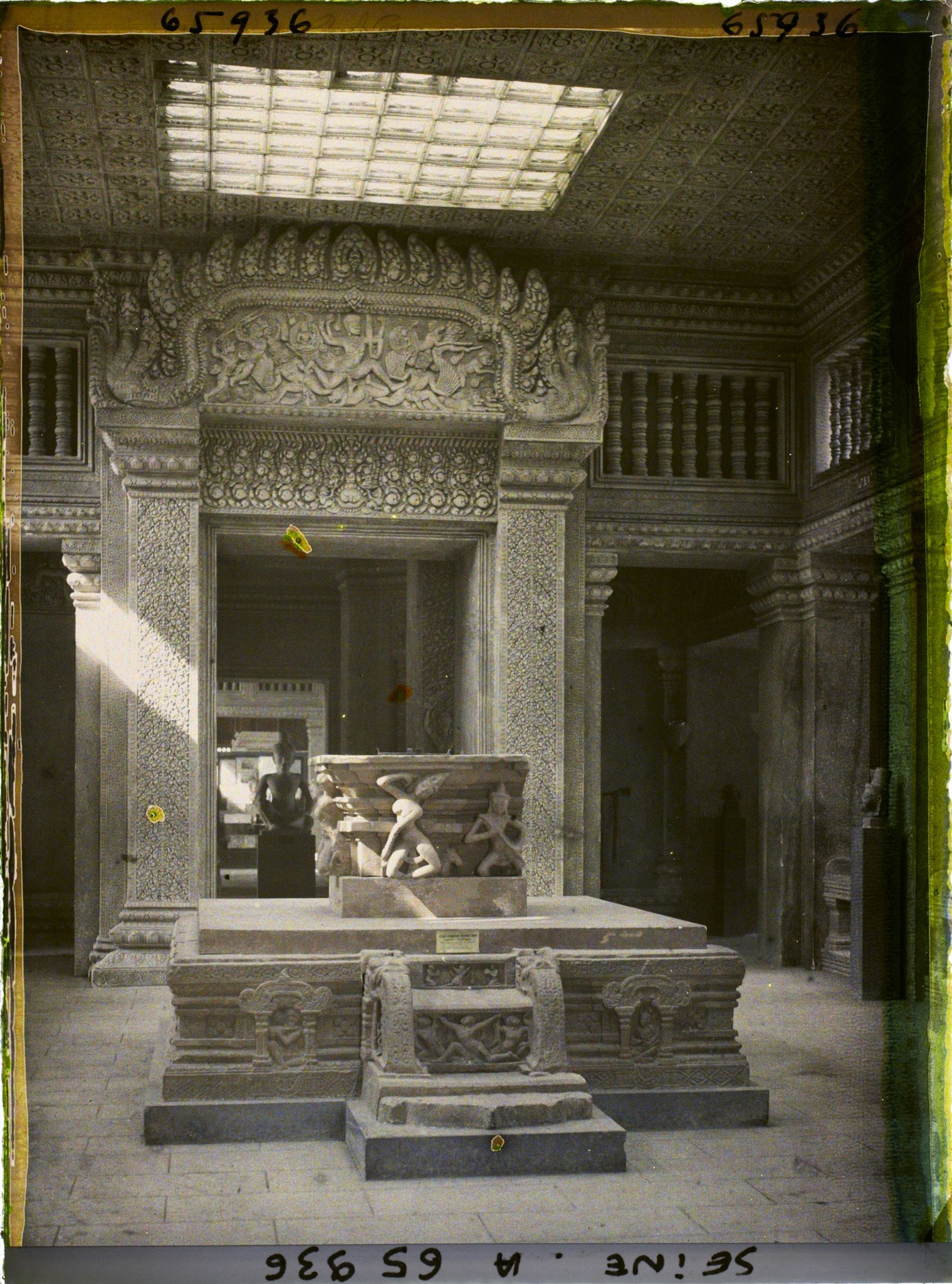 Image représentant L'Exposition Coloniale Internationale de 1931, autel shivaïte dans le temple d'Angkor Vat