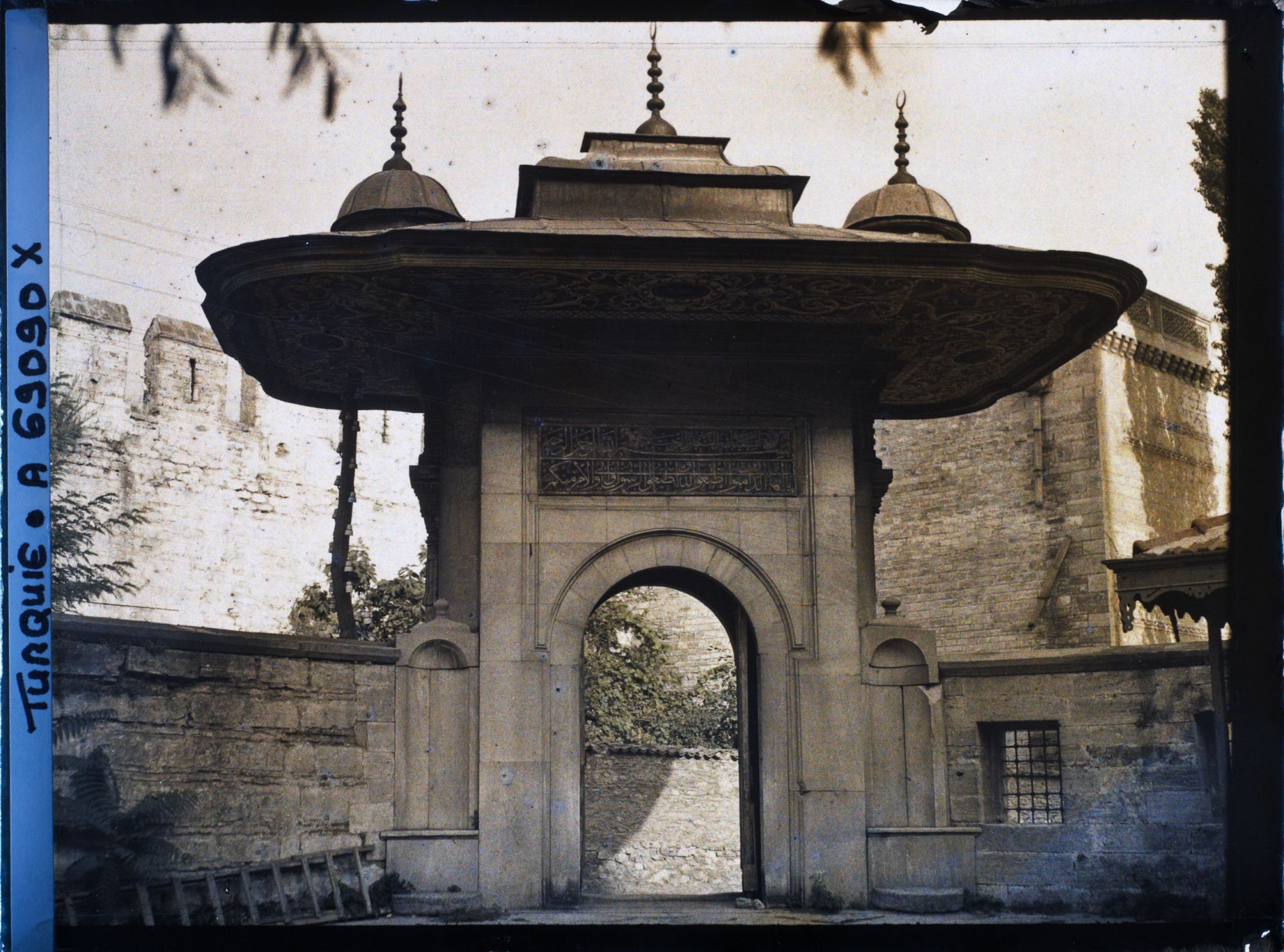Image représentant La porte dite du Sultan dans la cour du han (caravansérail) de la Aya Sophia Camii ("mosquée de Sainte-Sophie")