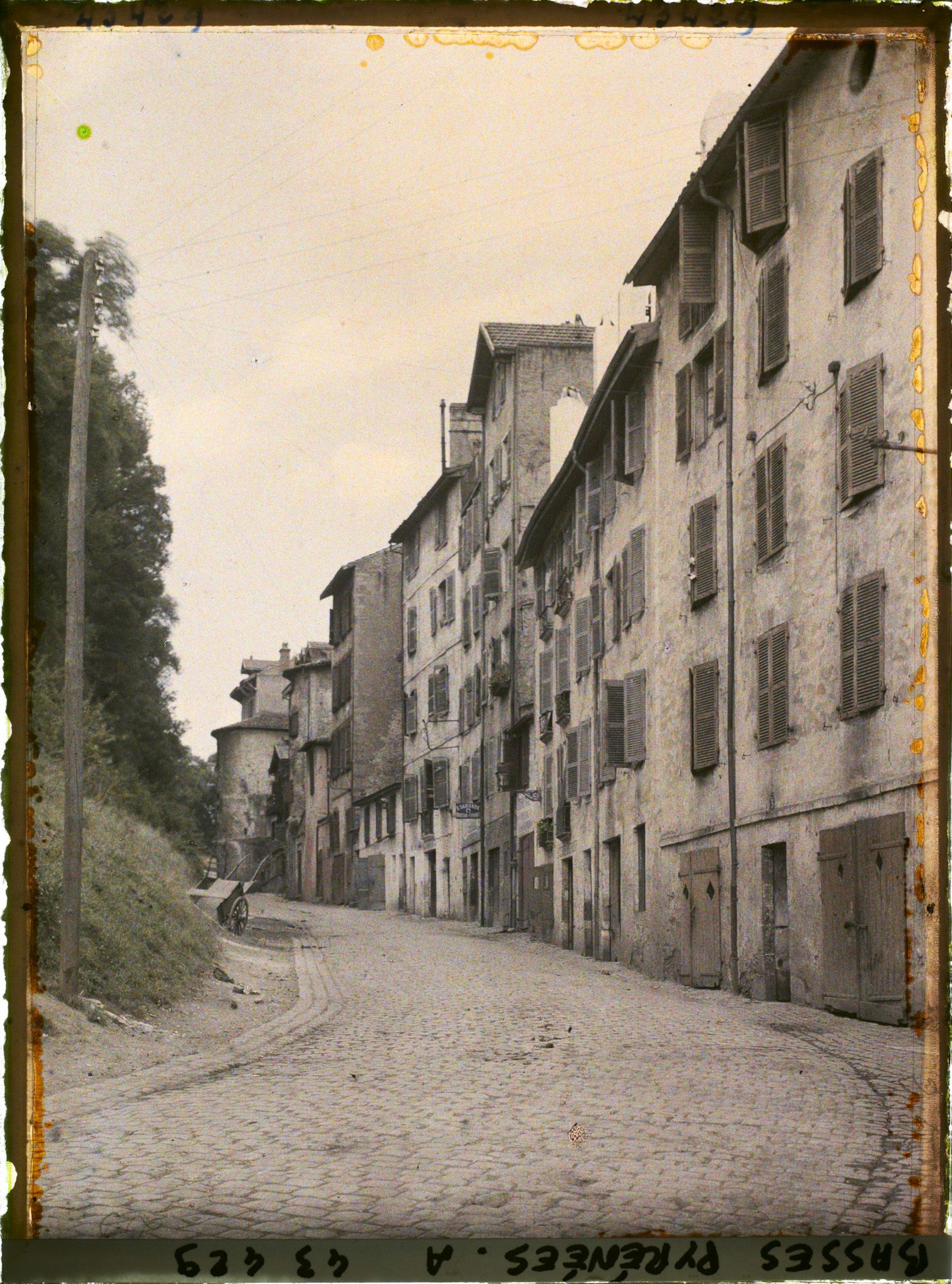 Image représentant France, Bayonne, La rue Tour de Sault, dans les remparts
