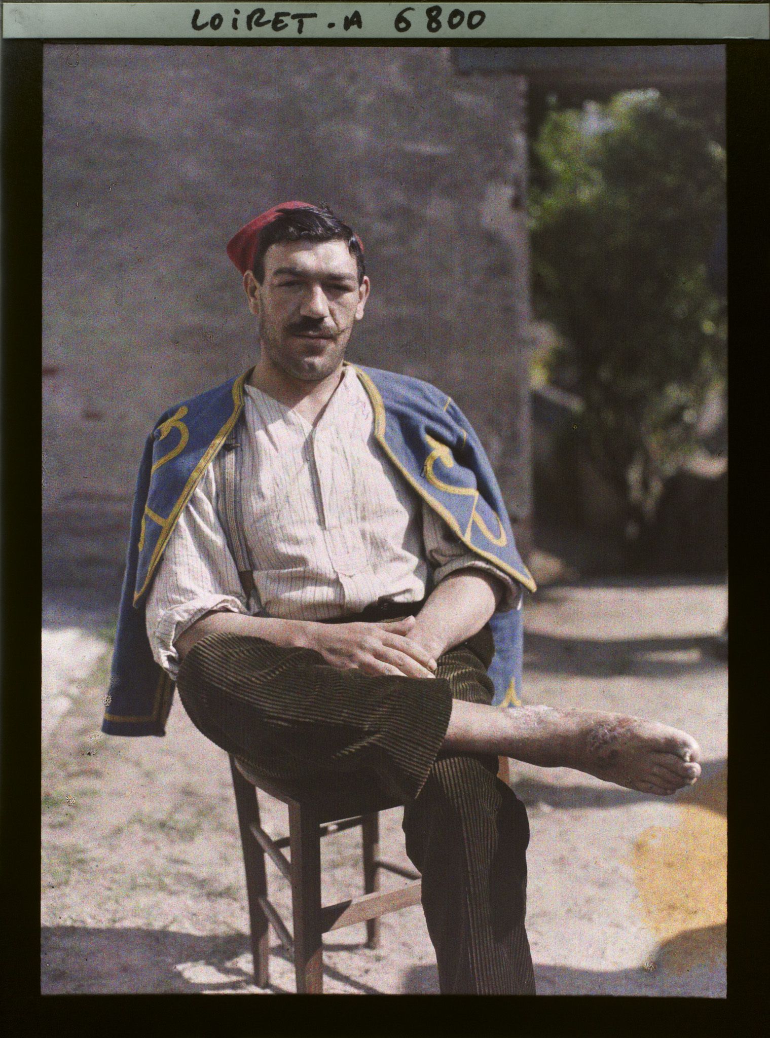 Image représentant Manuel Saez, en tenue posant dans la cour de l'hôpital militaire