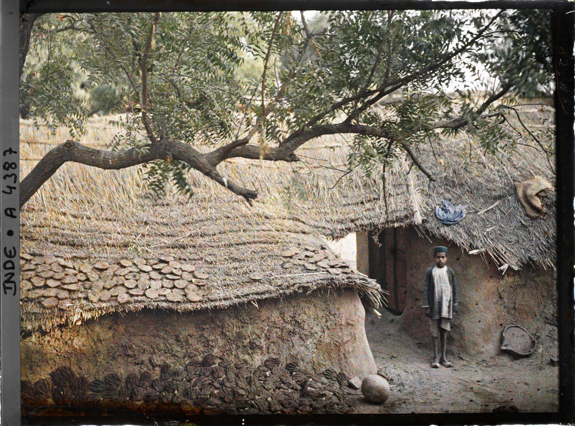 Image représentant L'entrée d'une maison, vue de la cour intérieure