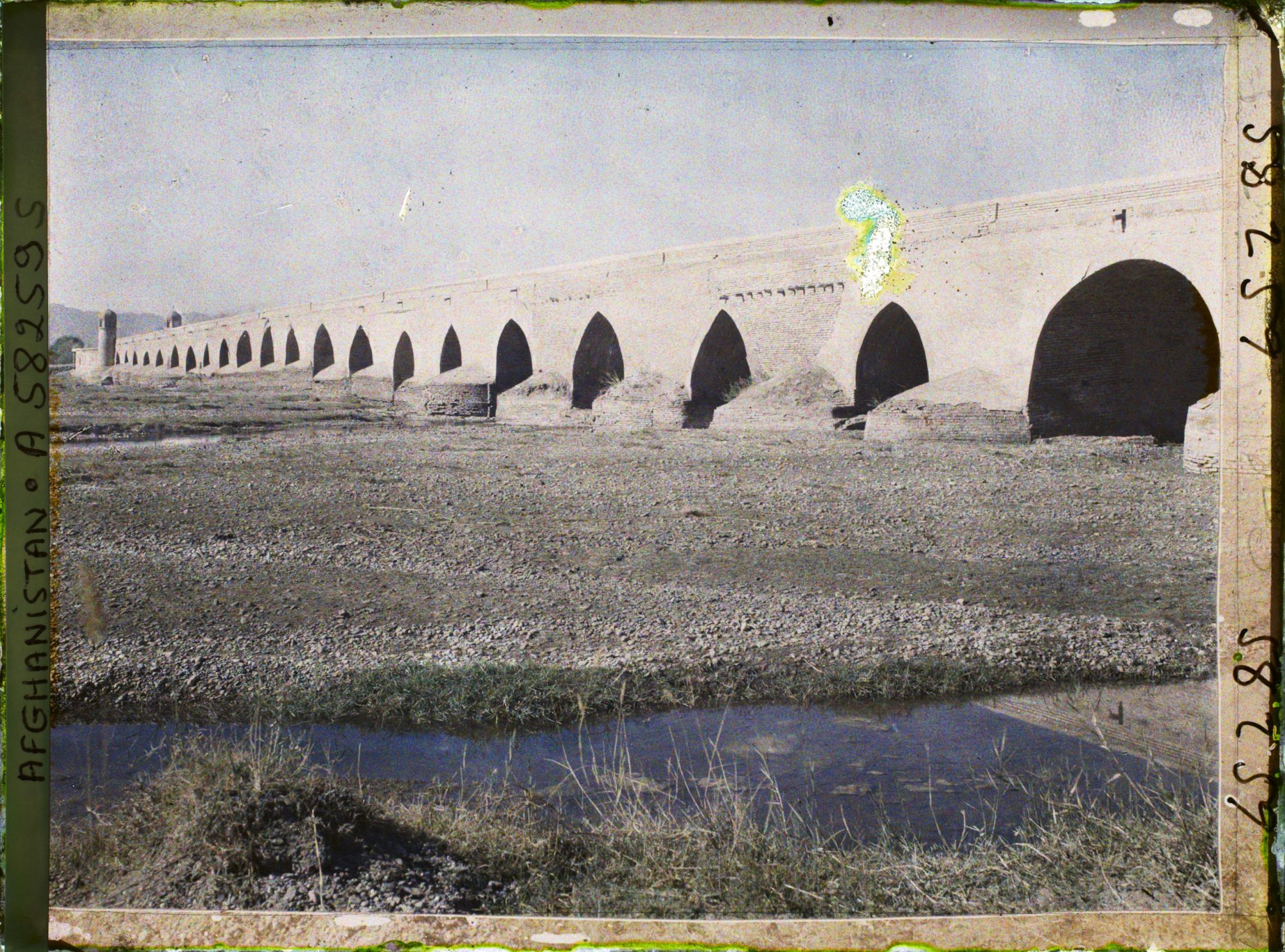 Image représentant Le pont Pol-E-Malân sur le fleuve Hari Rud (IX ou Xe s.), au sud de la vieille ville