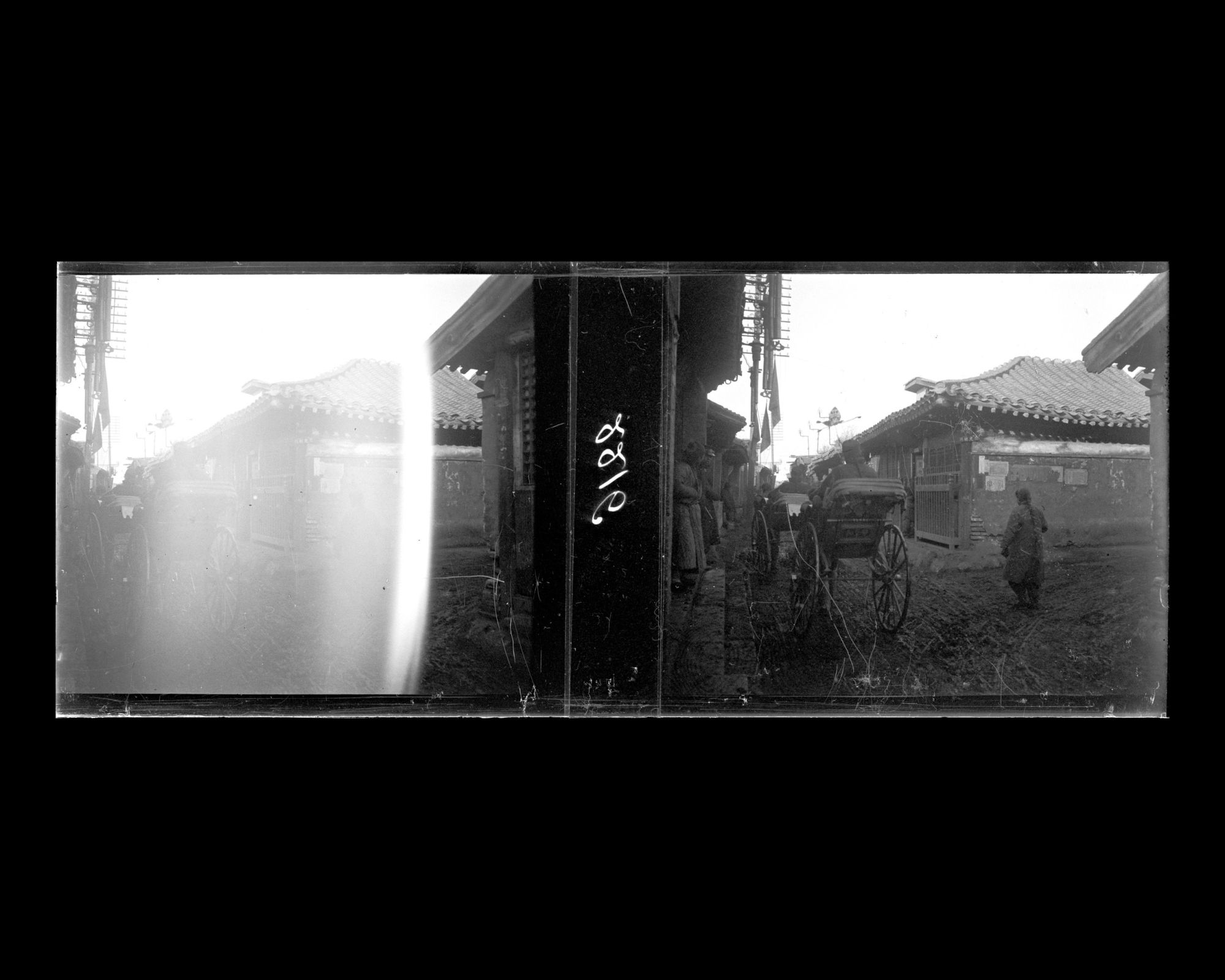 Image représentant Des passants et des pousse dans Yanshousijie ("rue du Monastère de la Longévité Prolongée")