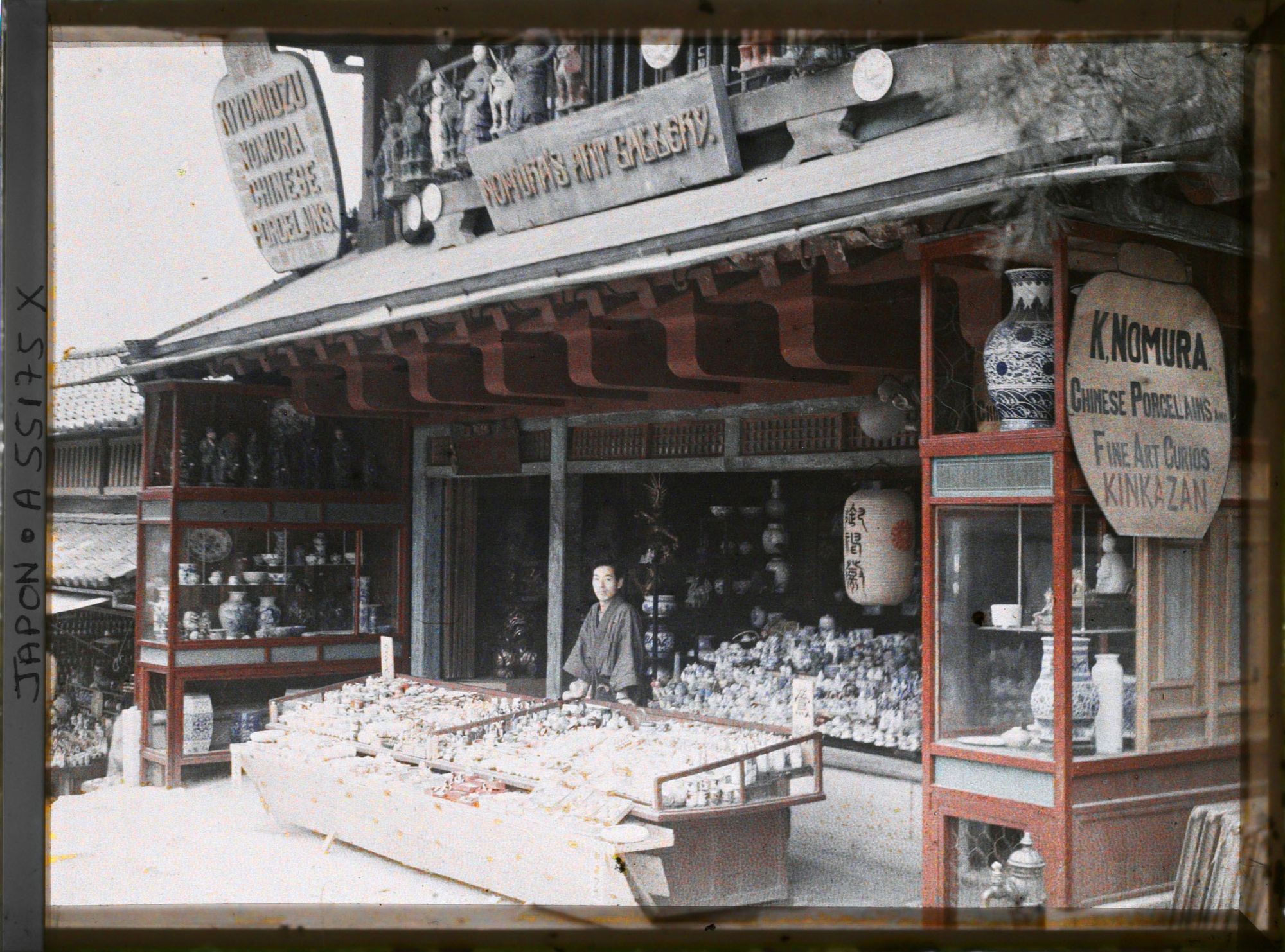 Image représentant Marchand de porcelaine dans la rue Kiyomizu-zaka