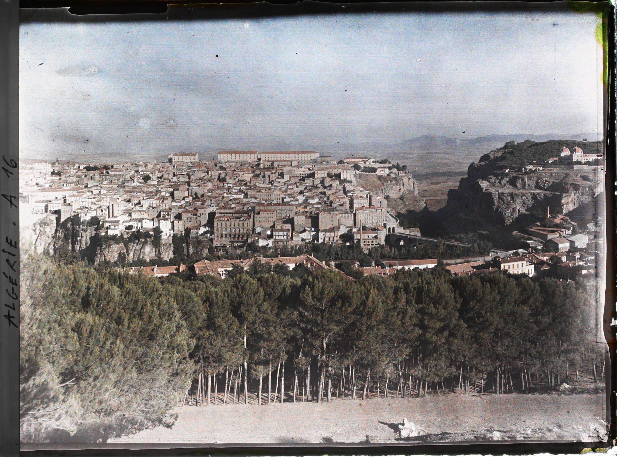 Image représentant Vue panoramique de la ville et des gorges du Rummel