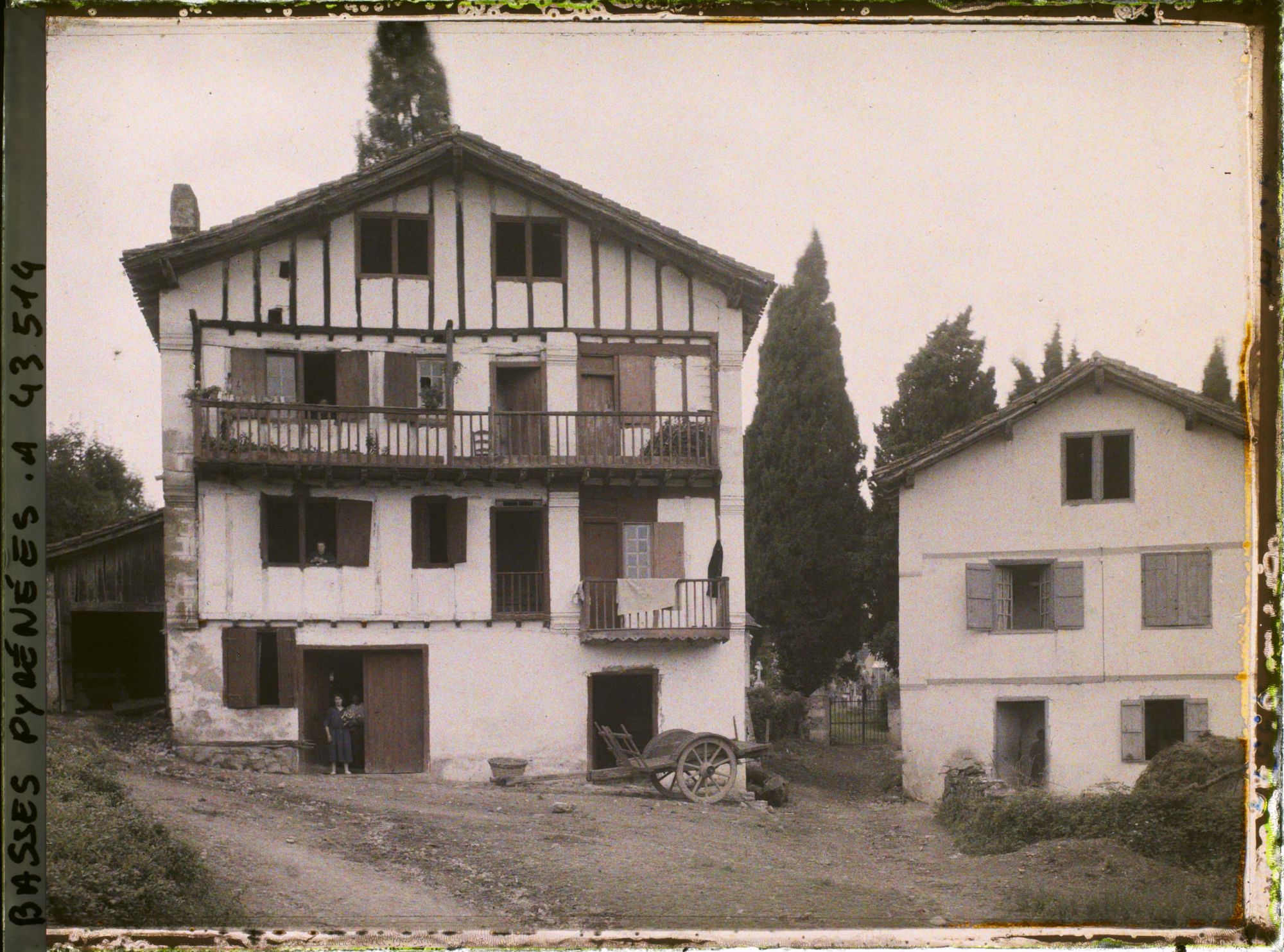 Image représentant France, Ustaritz, Maison basque et entrée du Cimetière d'Ustaritz