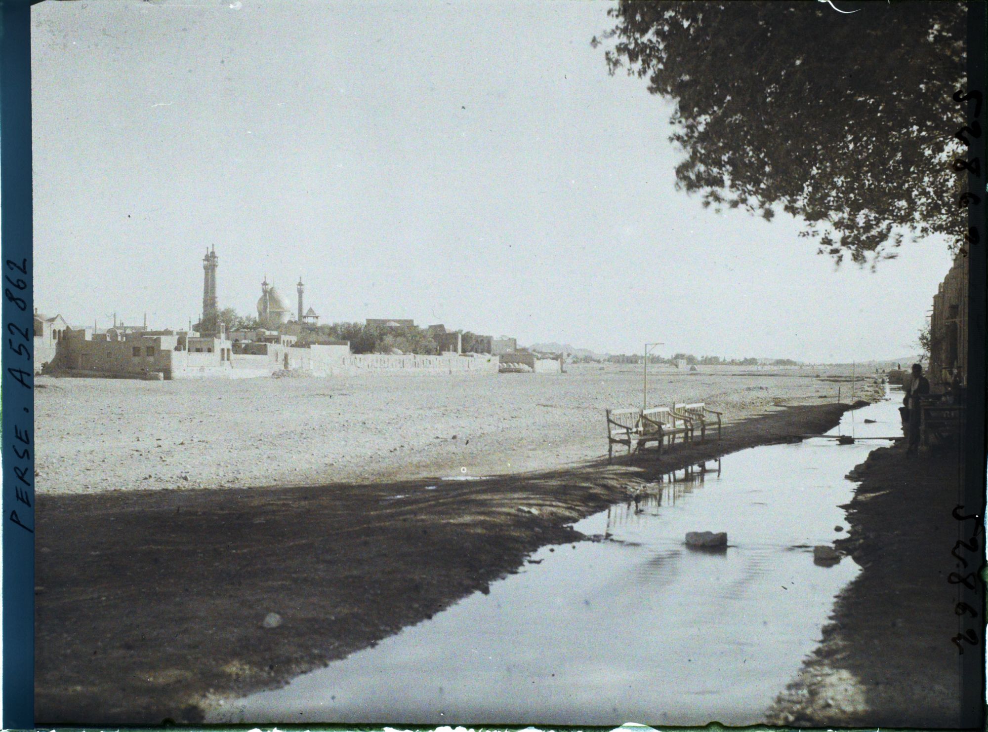 Image représentant Vue vers le sanctuaire de Fatima Masoumeh le long de la rivière Qom