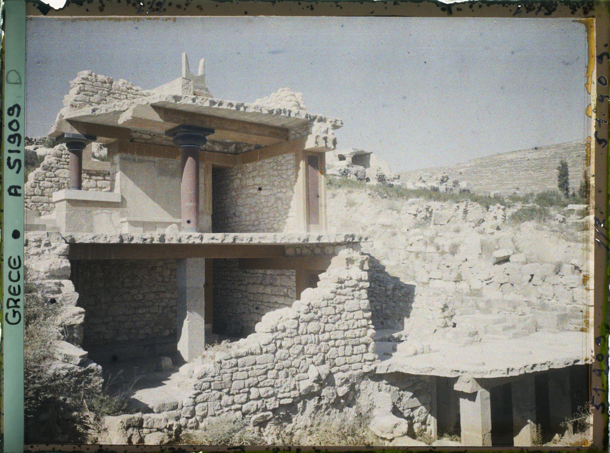 Image représentant Au pied des Propylées sud du palais, la "Maison sud" où logent des courtisans (?)