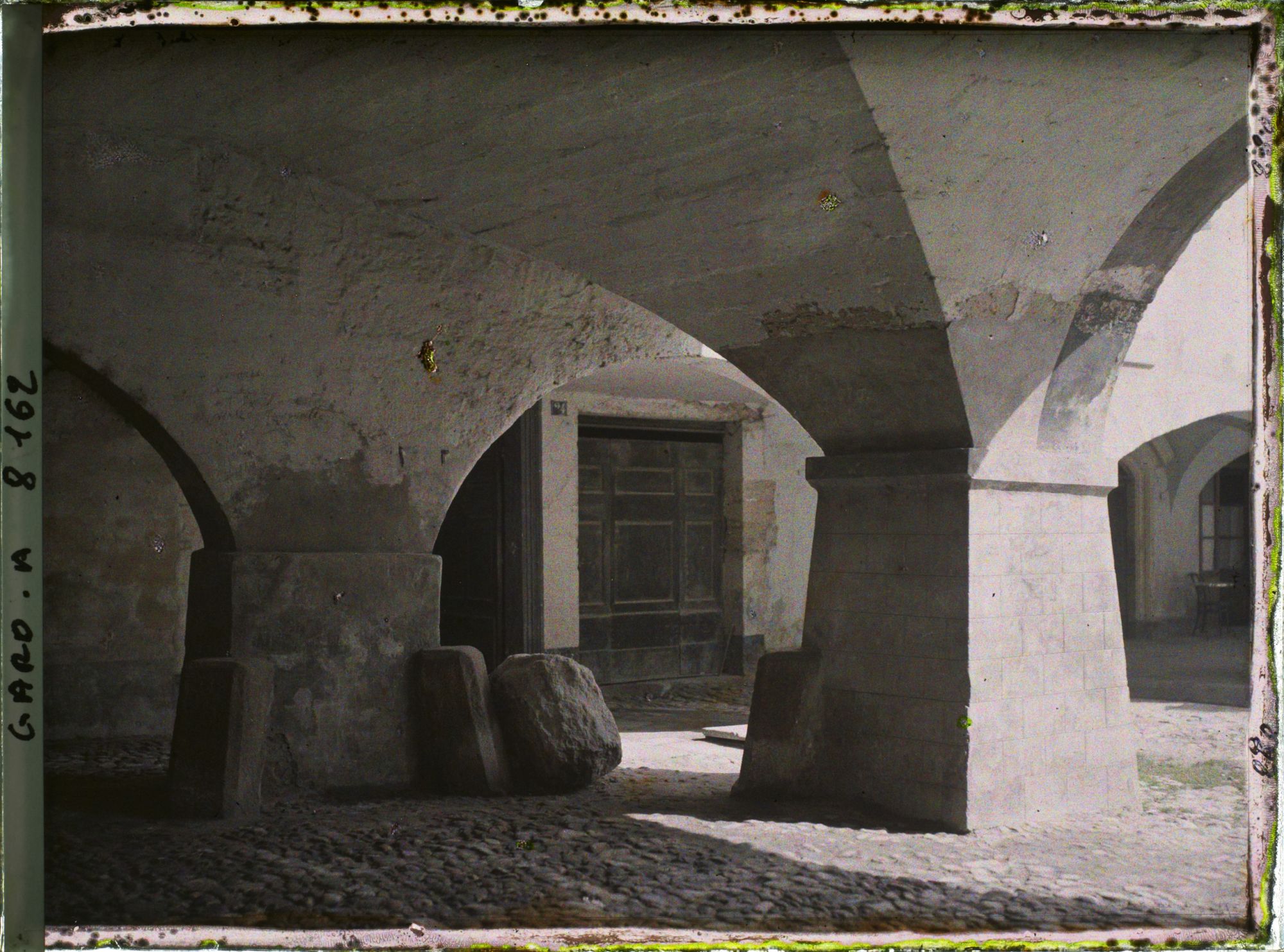 Image représentant Les arcades imbriquées de la place de la République (devenue place aux herbes)