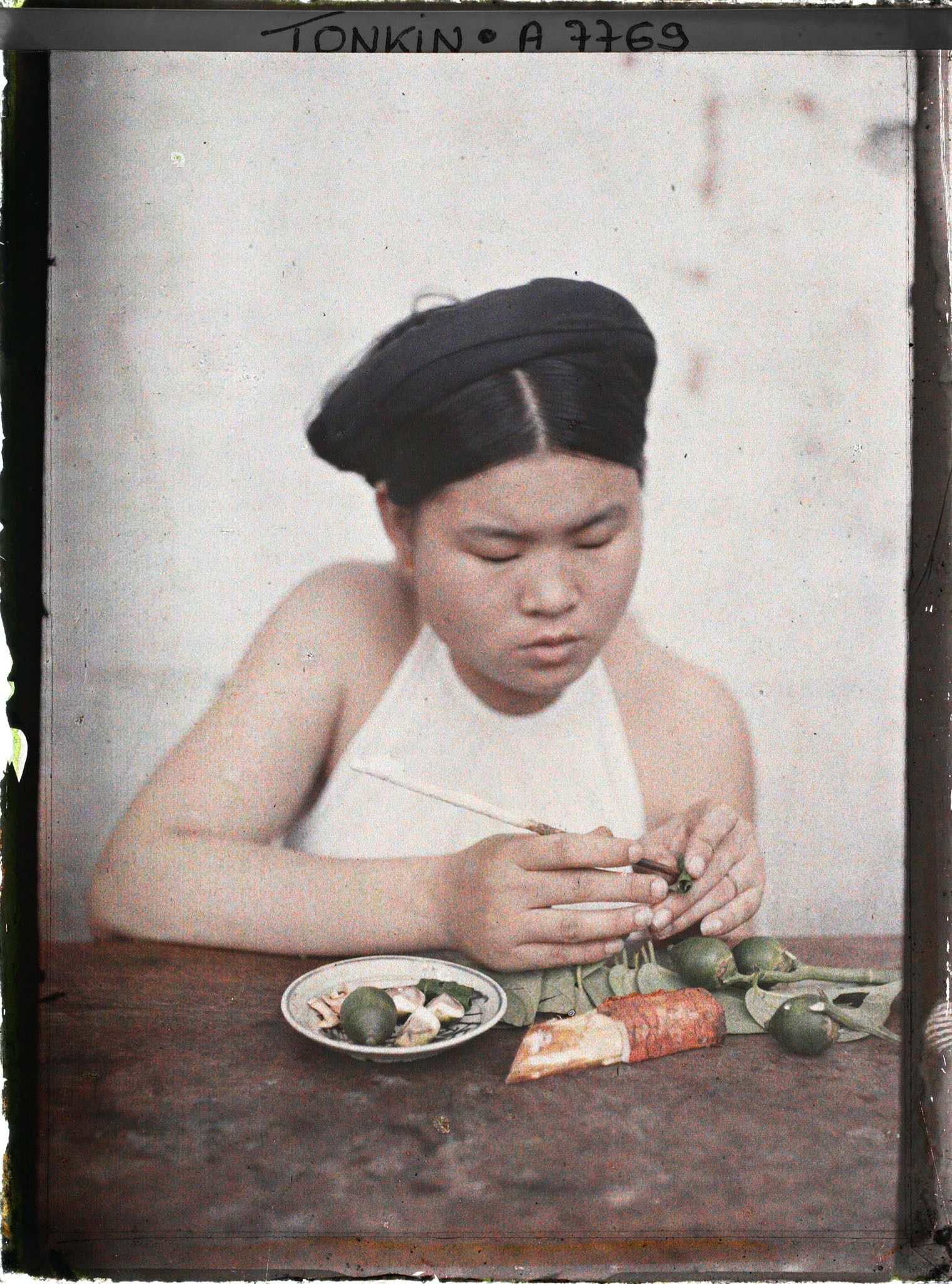 Image représentant Une jeune femme effectaunt les phases finales de la confection d'une chique de bétel