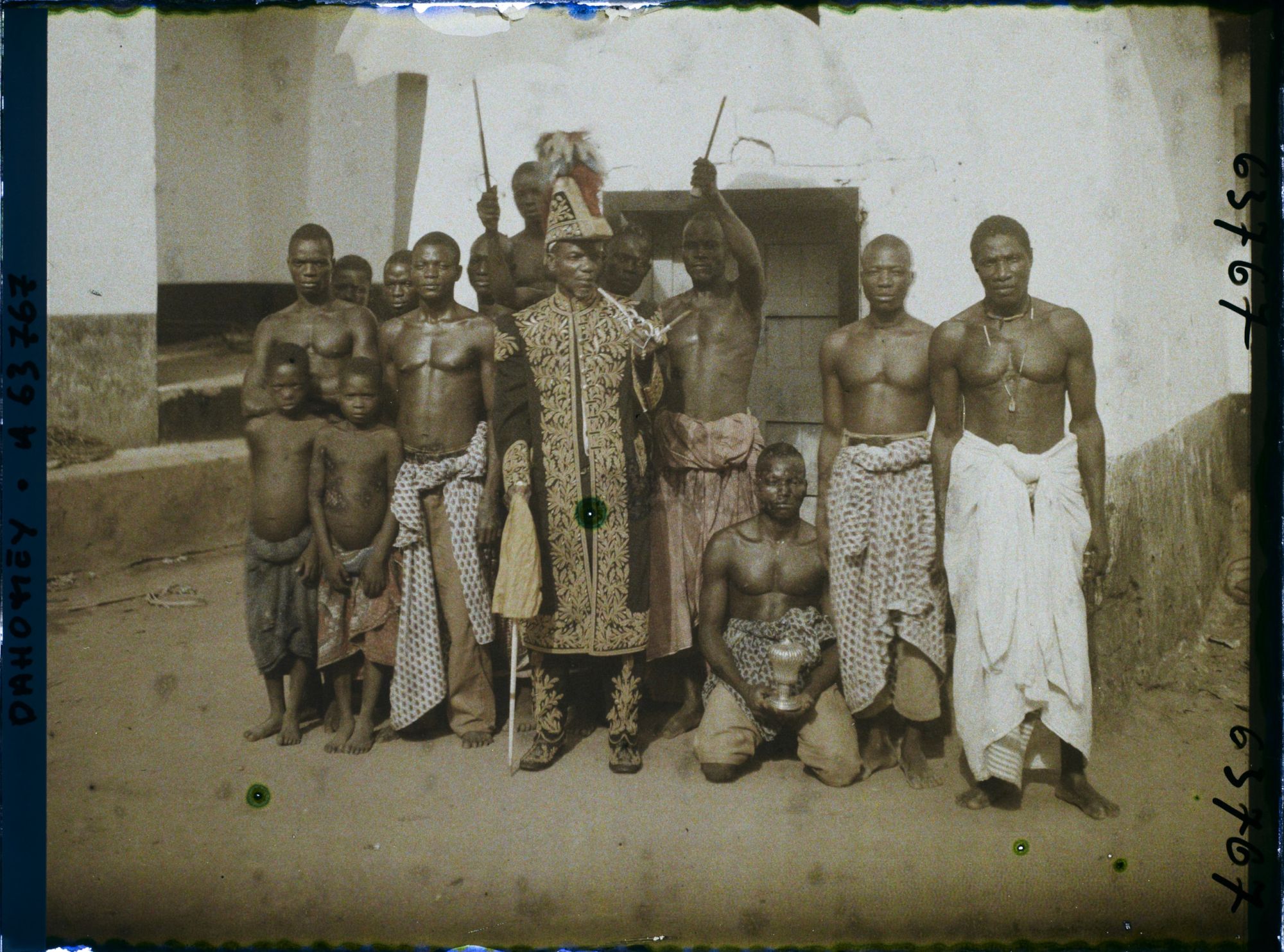 Image représentant Le roi Tôli fumant la pipe et ses dignitaires