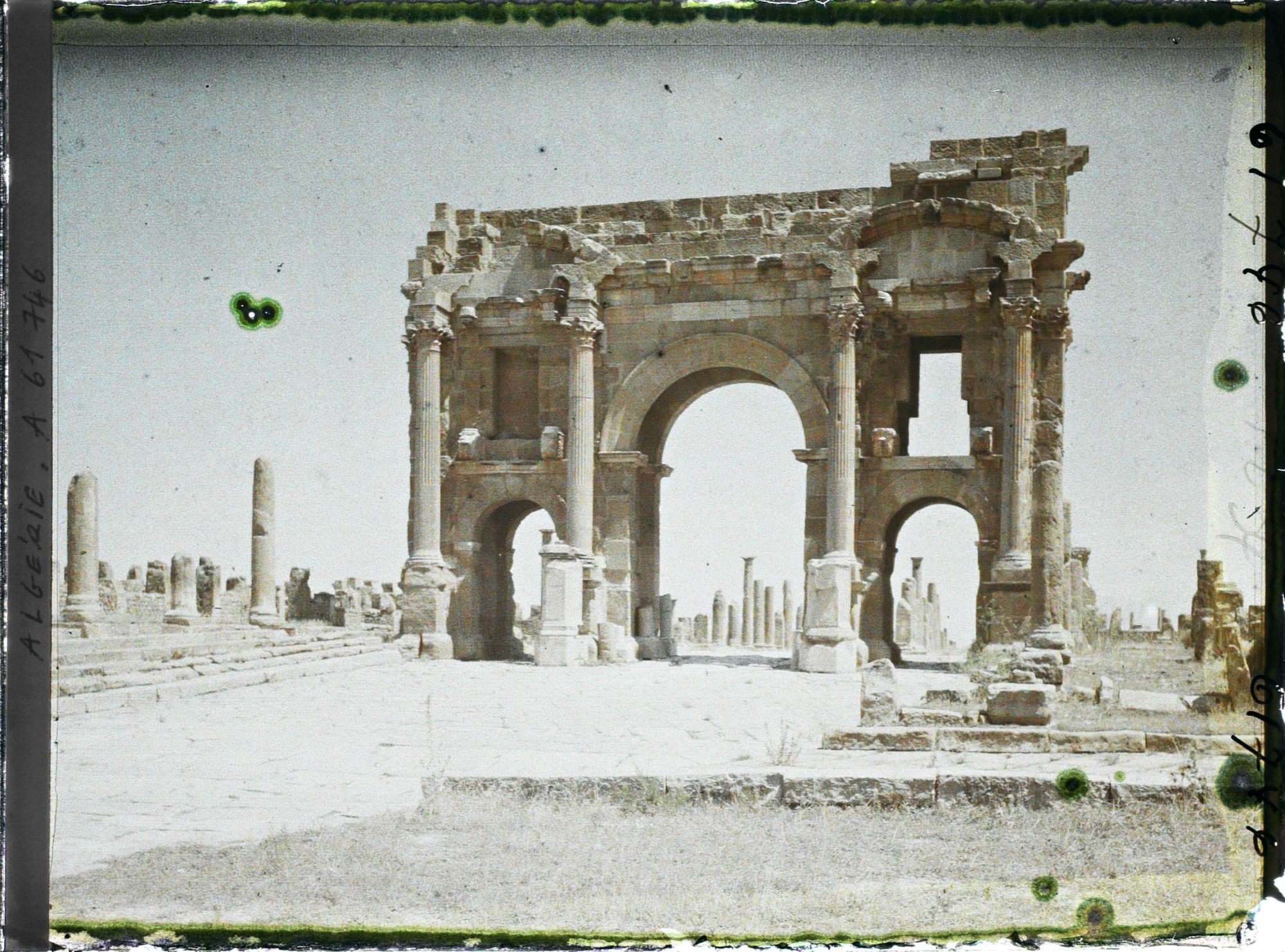 Image représentant Algérie, Timgad, Arc de Trajan face Ouest