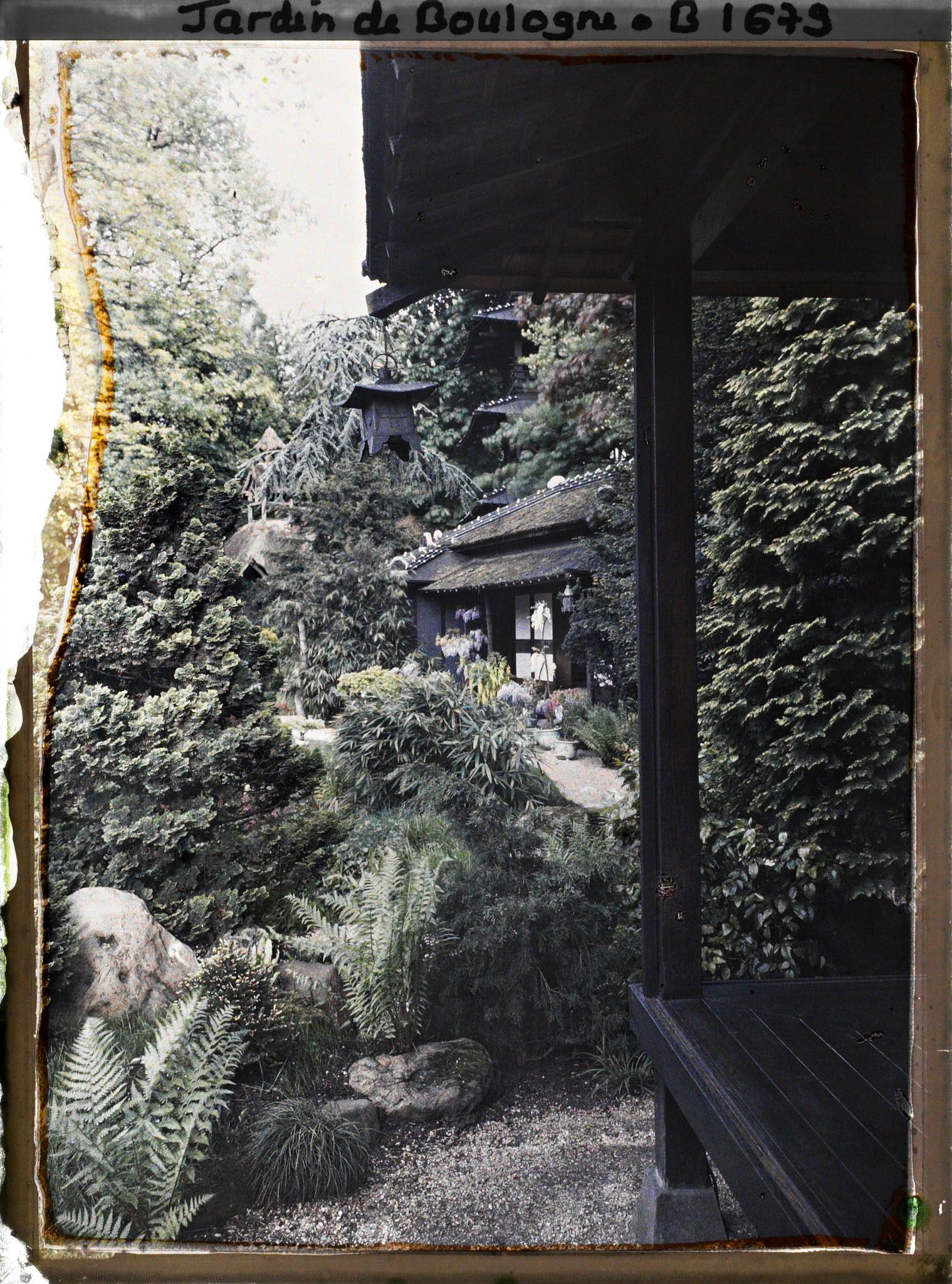 Image représentant Coin de la maison ouest ouvert sur le " village japonais ", en direction du jardin anglais