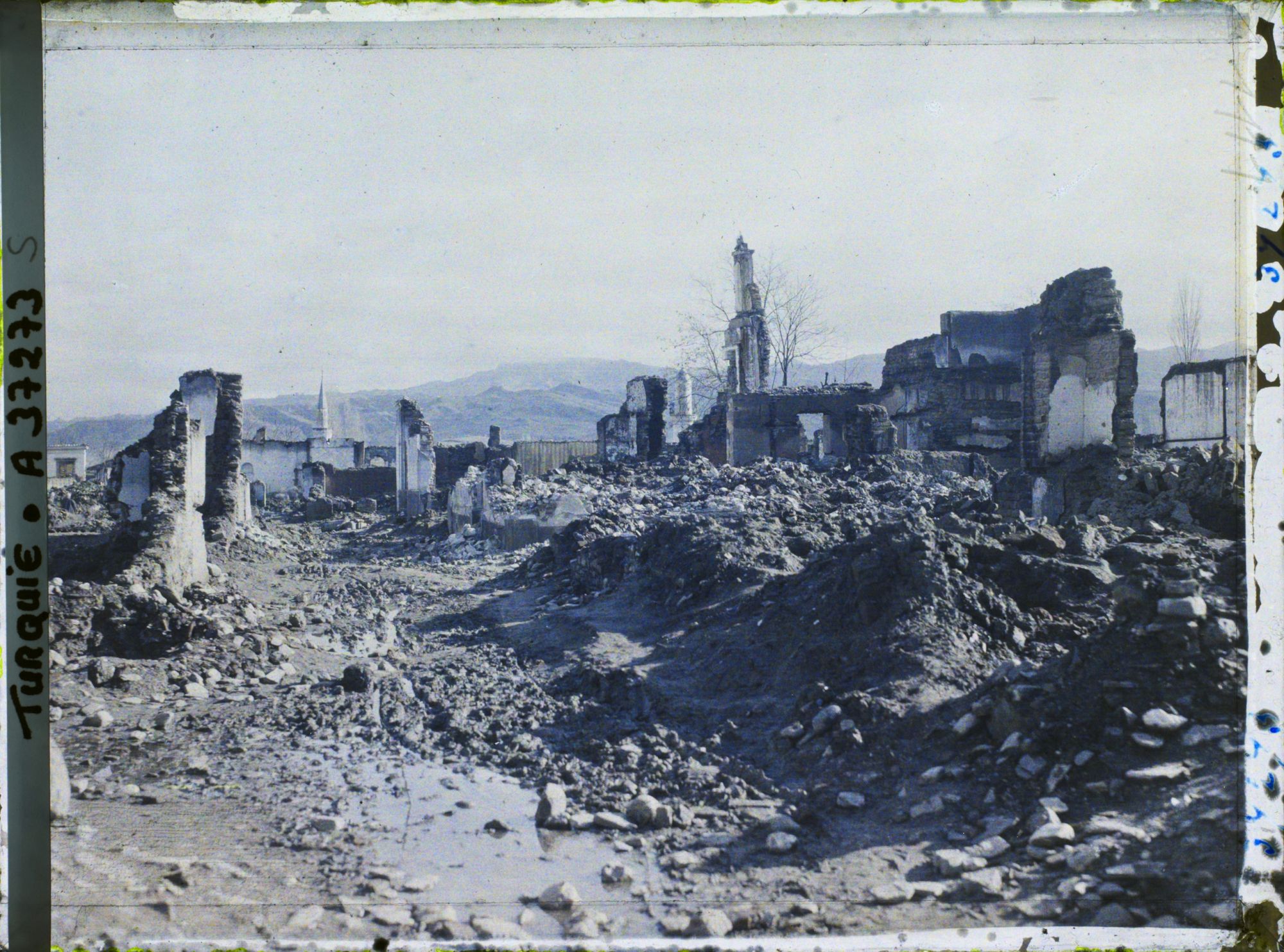 Image représentant Ruines dans une rue incendiée ("rue Suk-Kuyu")