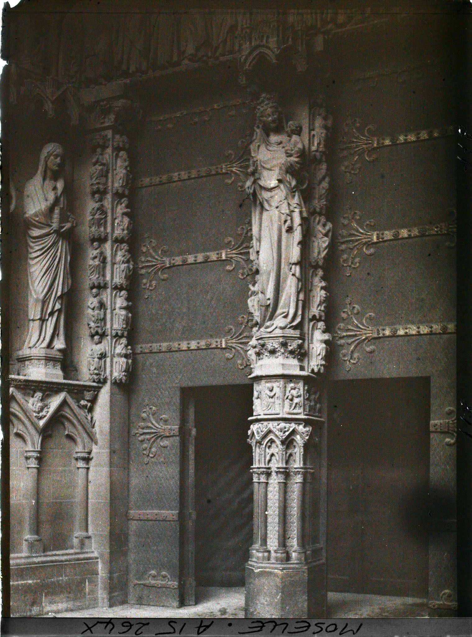 Image représentant Détail du portail de la Vierge de la cathédrale Saint-Etienne