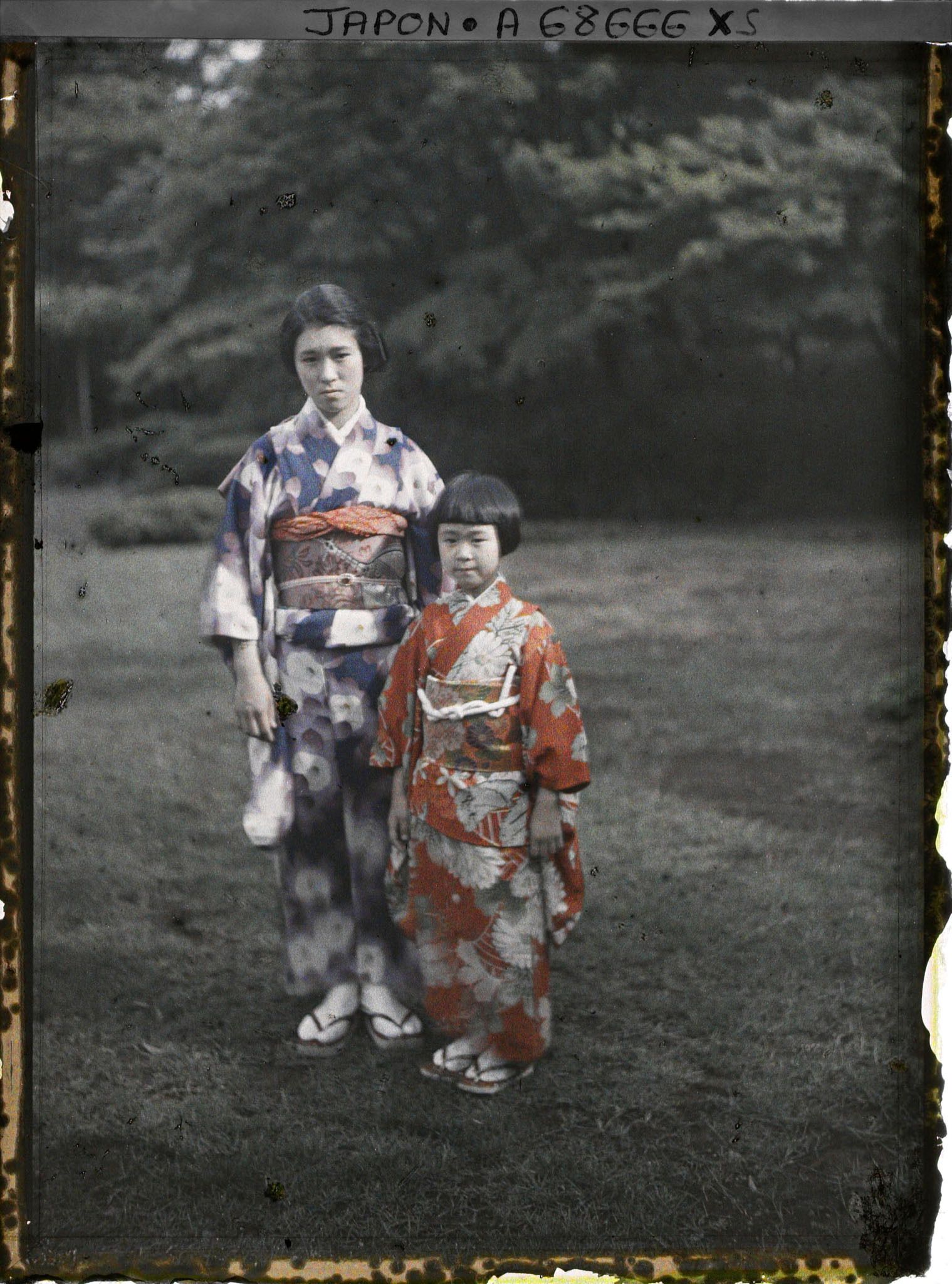 Image représentant Résidence de la famille Kitashirakawa (?) ou Asaka (?)Les jeunes princesses Kikuko Asaka (à gauche) et Kiyoko Asaka (à droite)