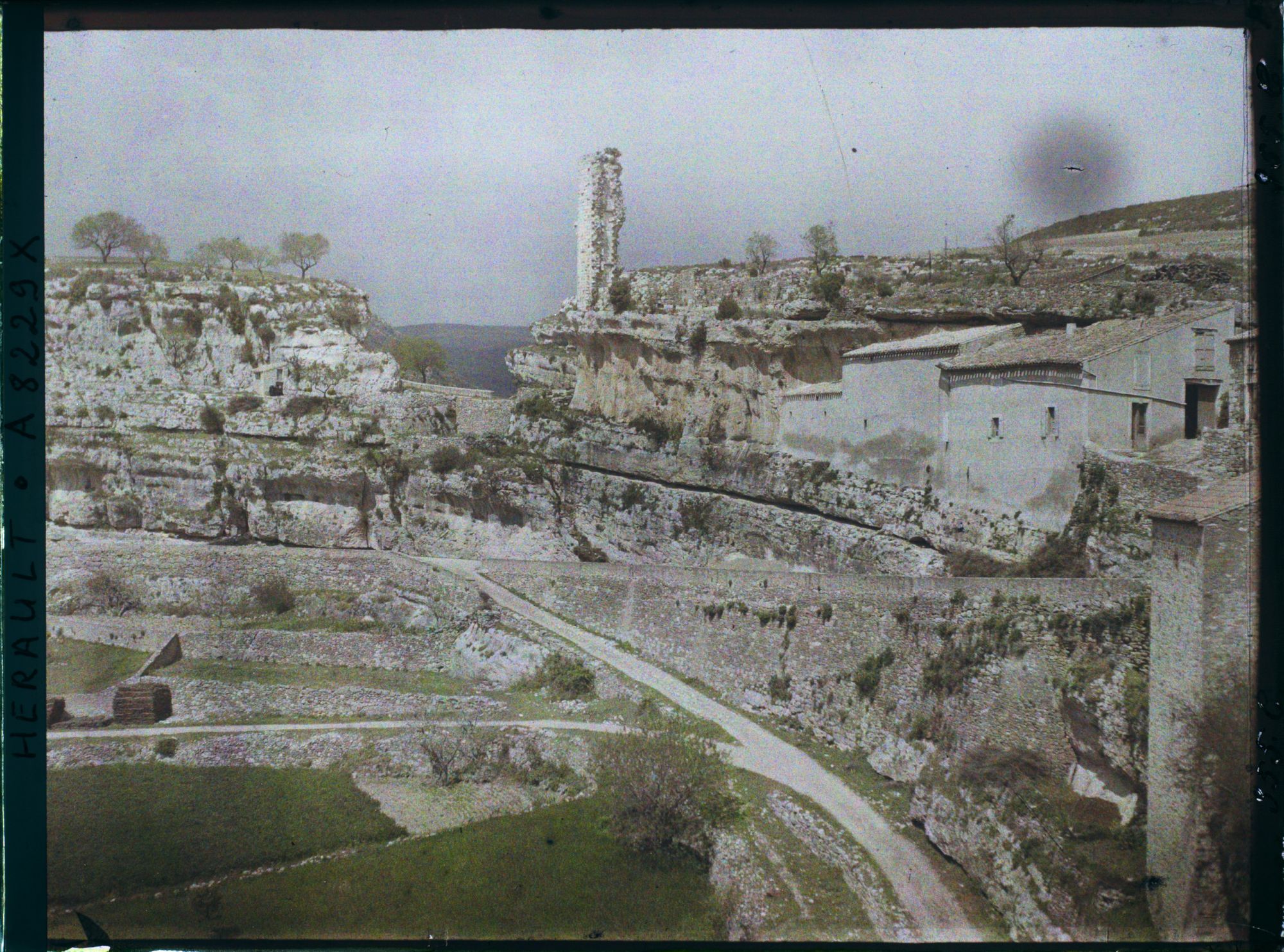 Image représentant Vestiges du château primitif, avec la tour dite Candela