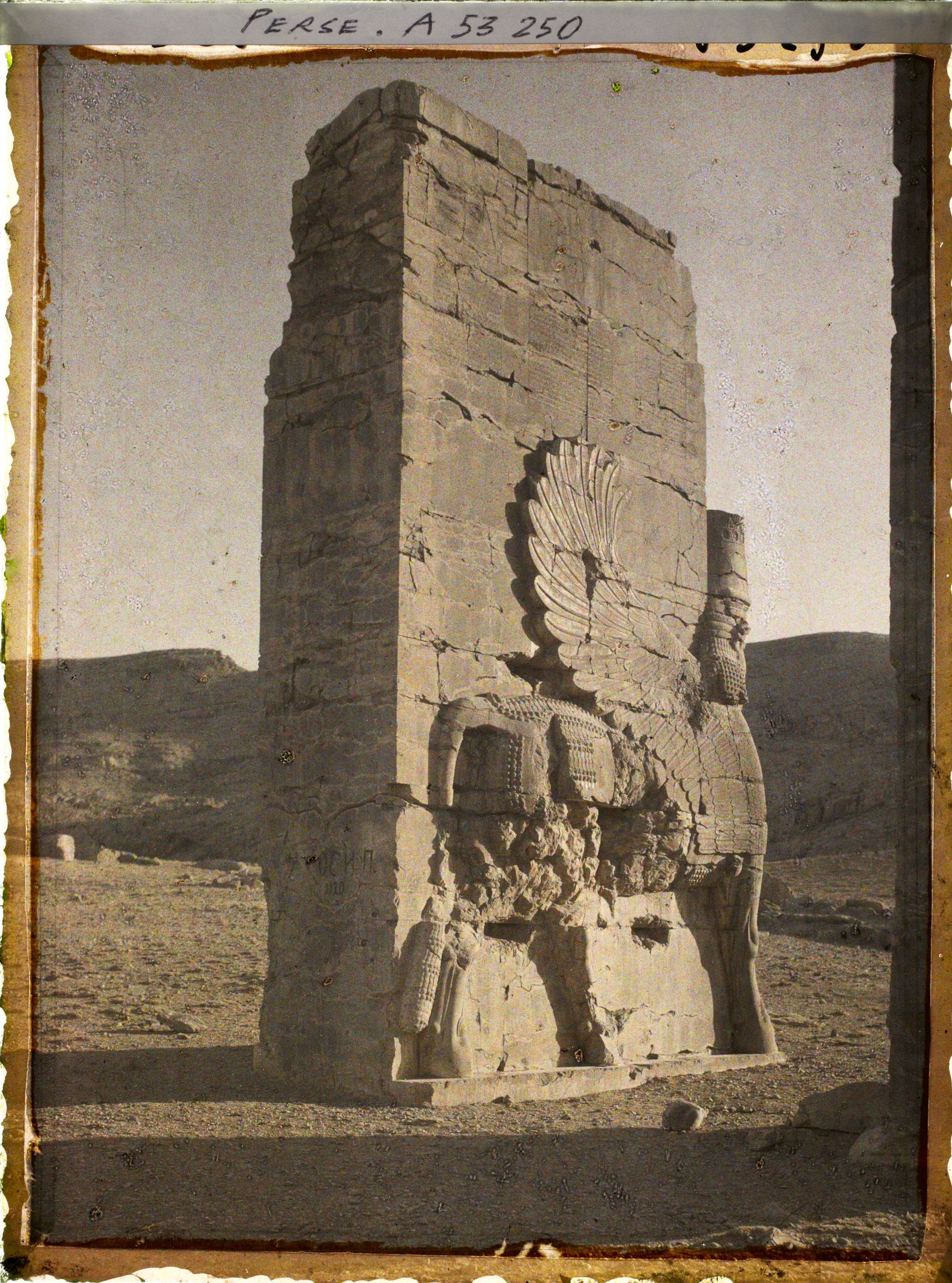 Image représentant Pilier est de la porte de Xerxès ou porte de toutes les Nations